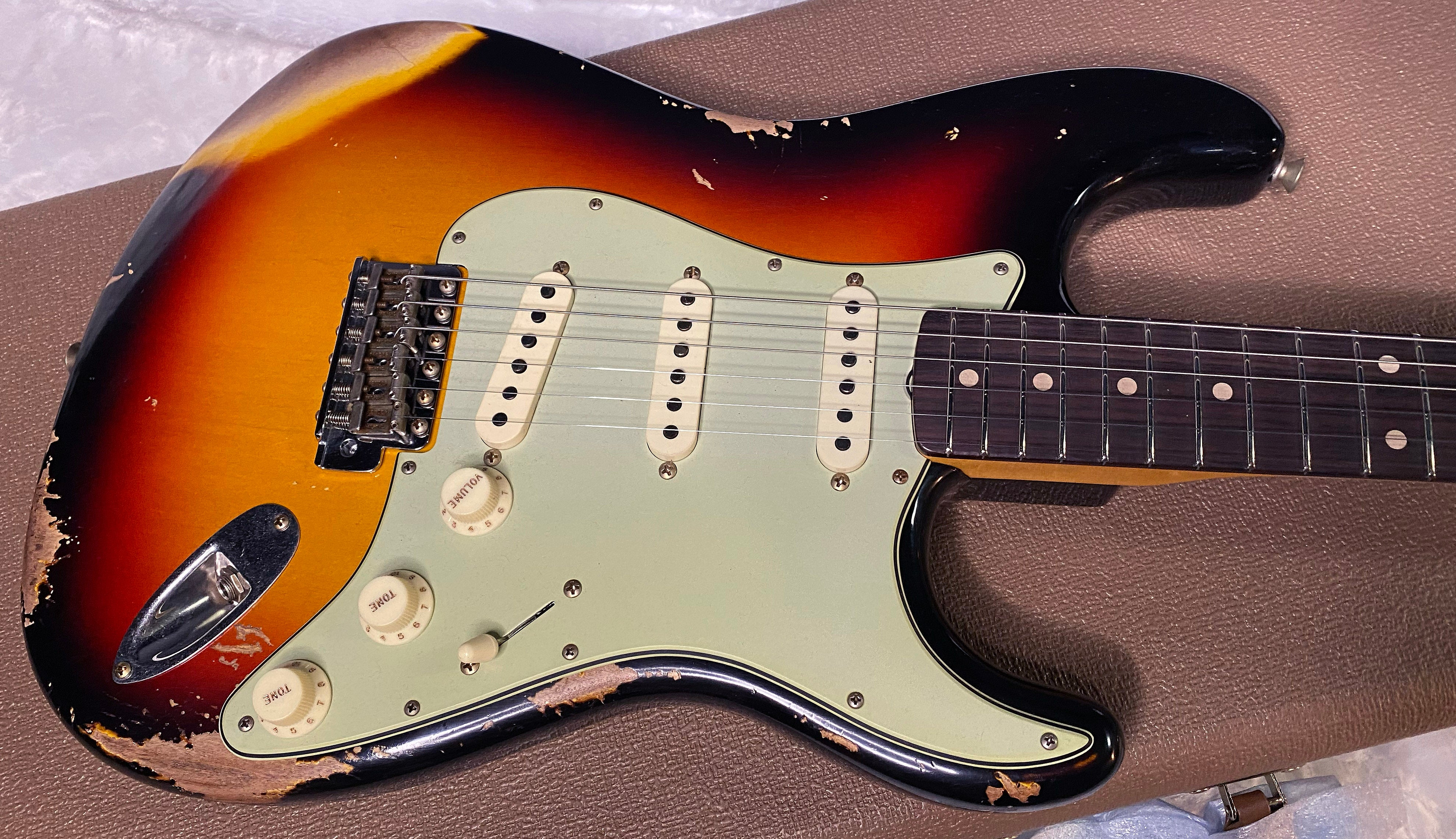 NEW! Fender Custom Shop 62 Heavy Relic Stratocaster - 3-Tone Sunburst Finish - Authorized Dealer - Modern Spec - Handwound Pick Ups - 7.5 lbs - G06391