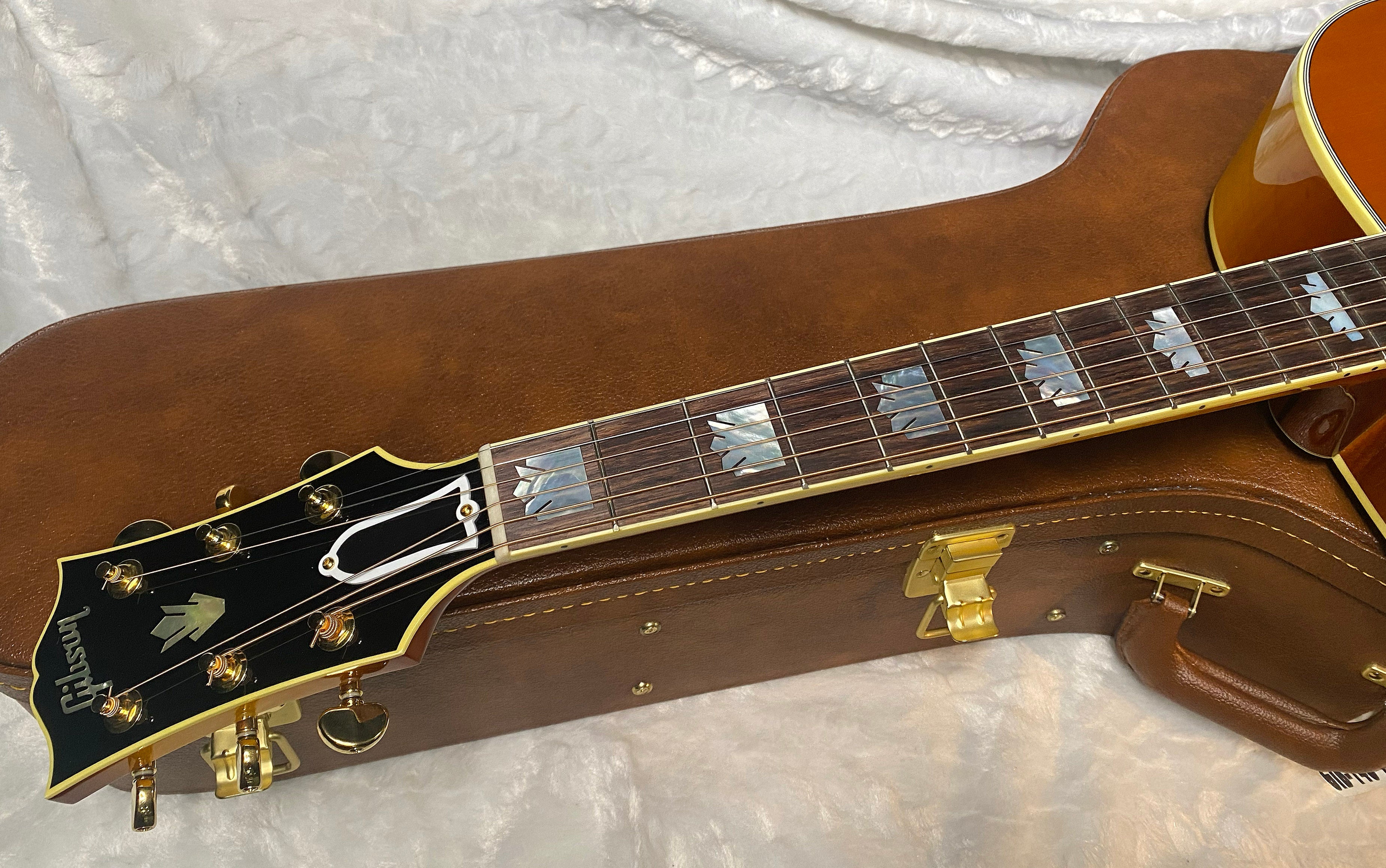 NEW! ! Gibson SJ-200 Original Acoustic Electric - Heritage Cherry Sunburst - Authorized Dealer - 5.2 lbs - G07084