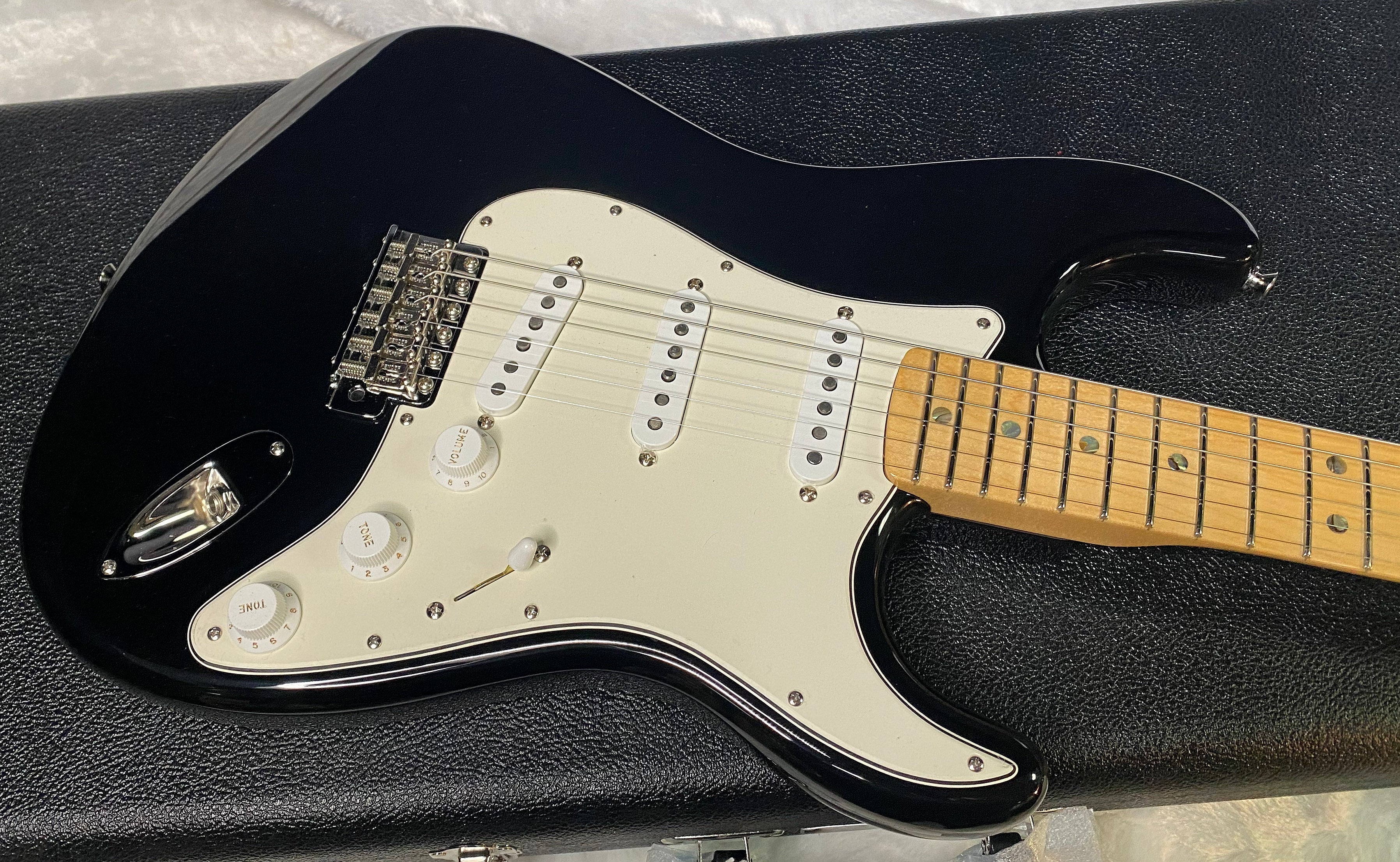 NEW! Fender Robin Trower Signature Stratocaster - Black Finish - Authorized Dealer - 7.9 lbs - G06388