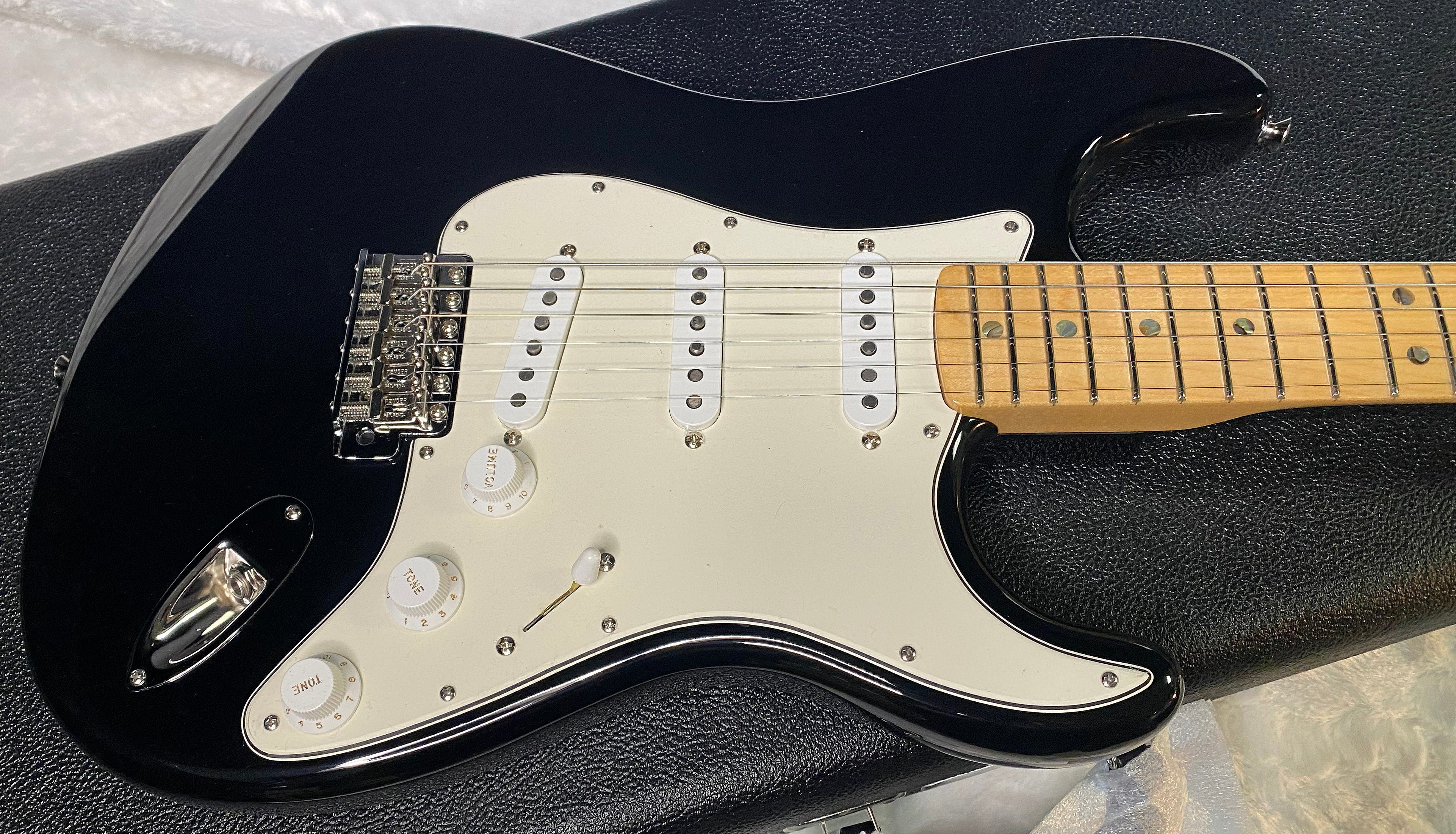 NEW! Fender Robin Trower Signature Stratocaster - Black Finish - Authorized Dealer - 7.9 lbs - G06388