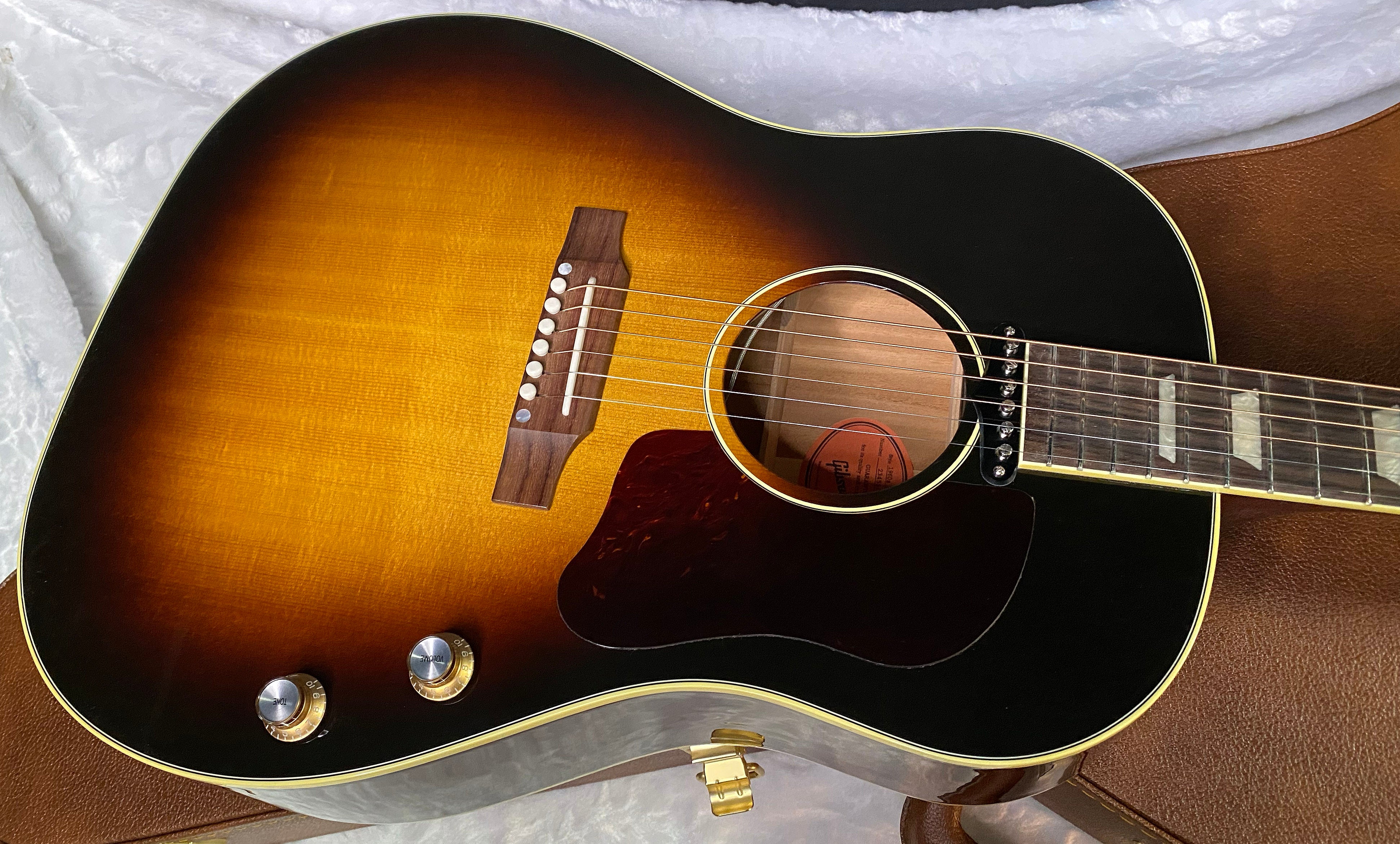 NEW ! Gibson J-160E Original - Vintage Sunburst - 4.4 lbs - Authorized Dealer - In Stock - G06407