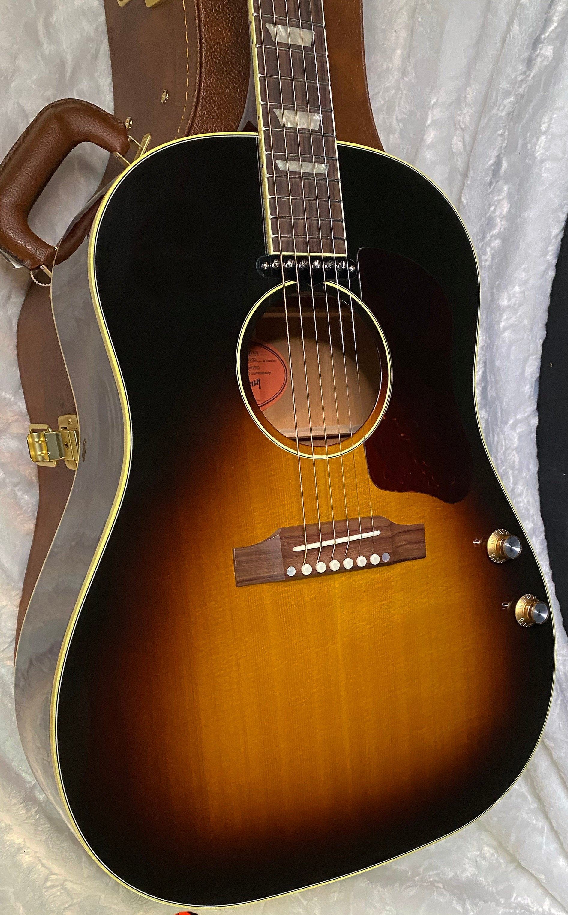 NEW ! Gibson J-160E Original - Vintage Sunburst - 4.4 lbs - Authorized Dealer - In Stock - G06407