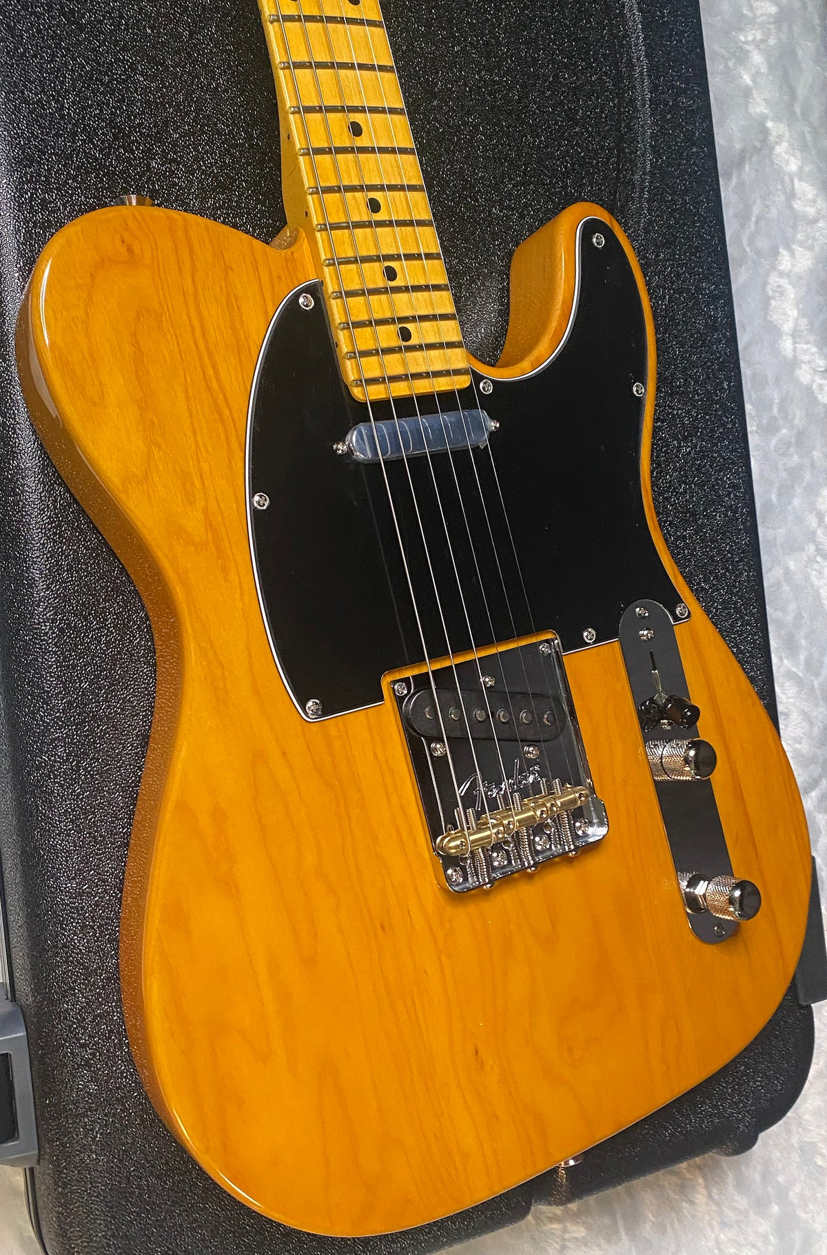 NEW ! Fender American Professional Telecaster - Maple Fingerboard - Ash Body - Natural Finish - 7.25 lbs - Authorized Dealer - G07851