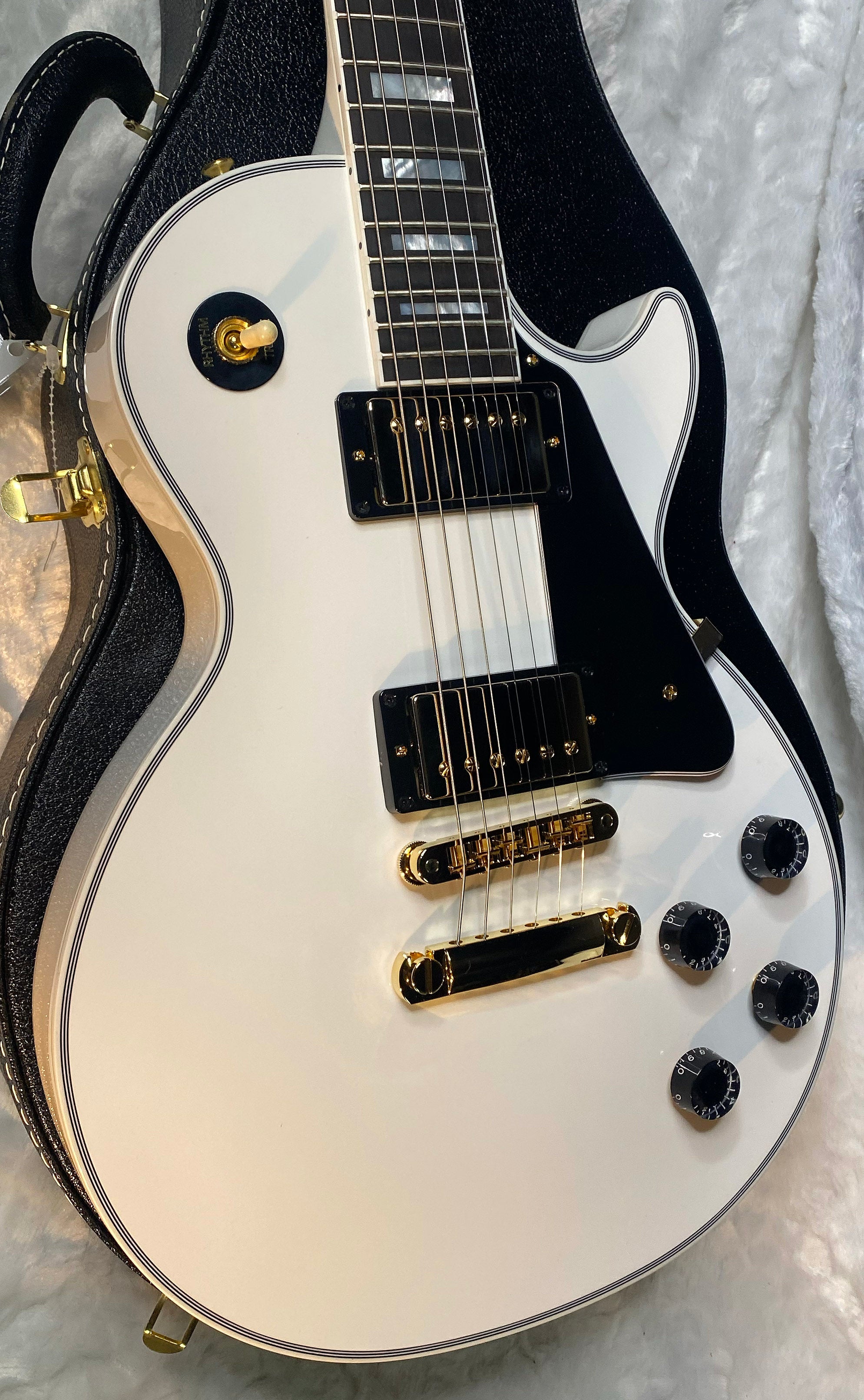 NEW! Gibson Les Paul Custom - Alpine White - Ebony Board - Authorized Dealer - In Stock! - 9.7lbs - G06432