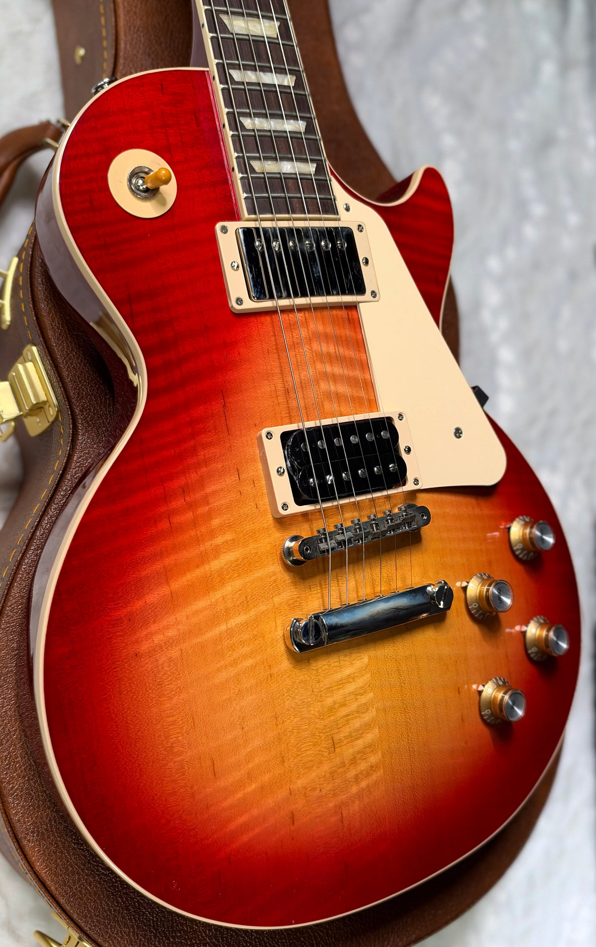 NEW ! Gibson Les Paul Standard '60s - AAA Flame - Factory Sunburst (custom shop finish) - Bizarre Guitar Limited Edition - Only 8.5lbs - Authorized Dealer - G7955