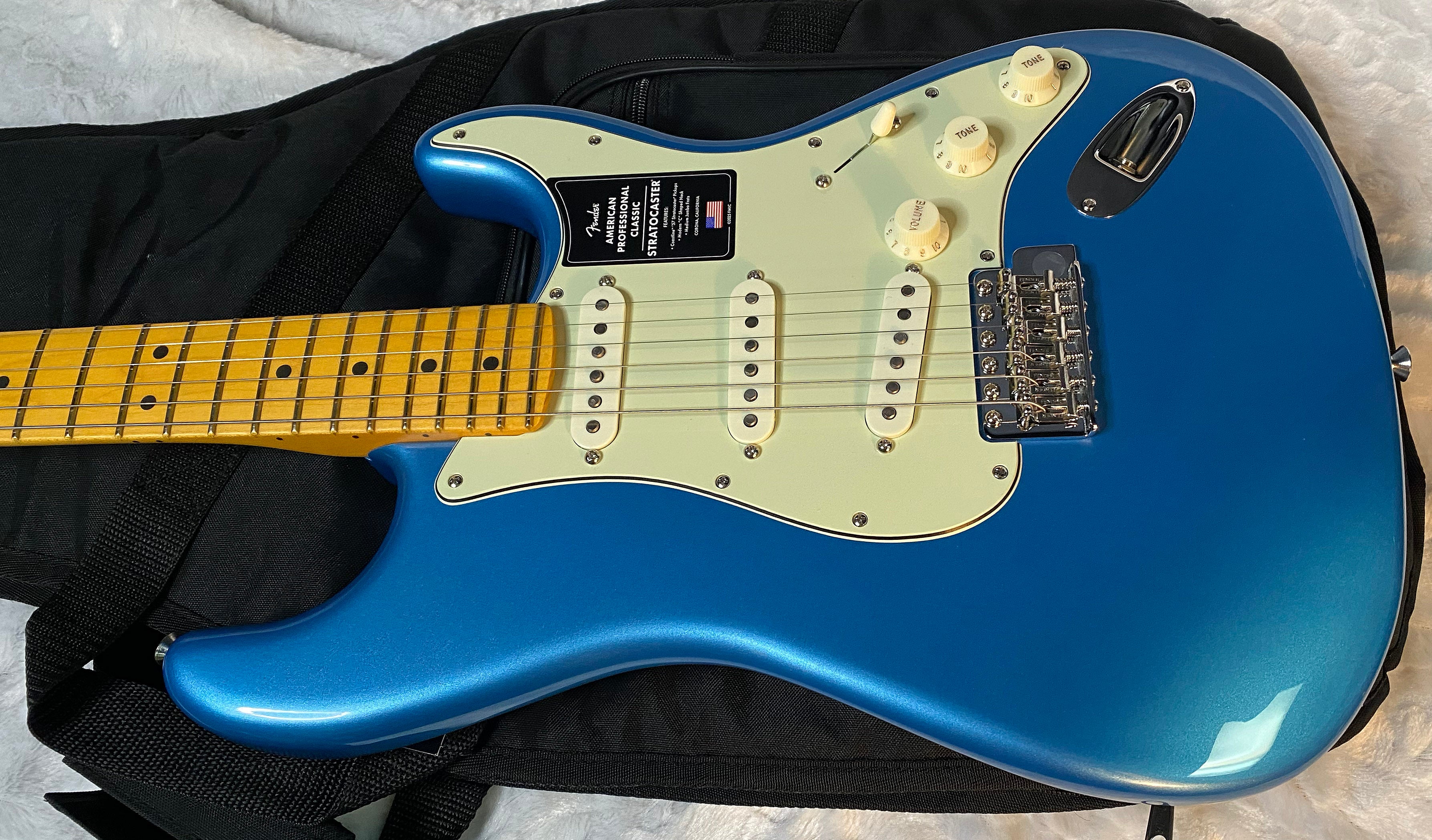 NEW! Fender American Professional Classic Stratocaster - Faded Lake Placid Blue - 7.65lbs - Authorized Dealer - G05768