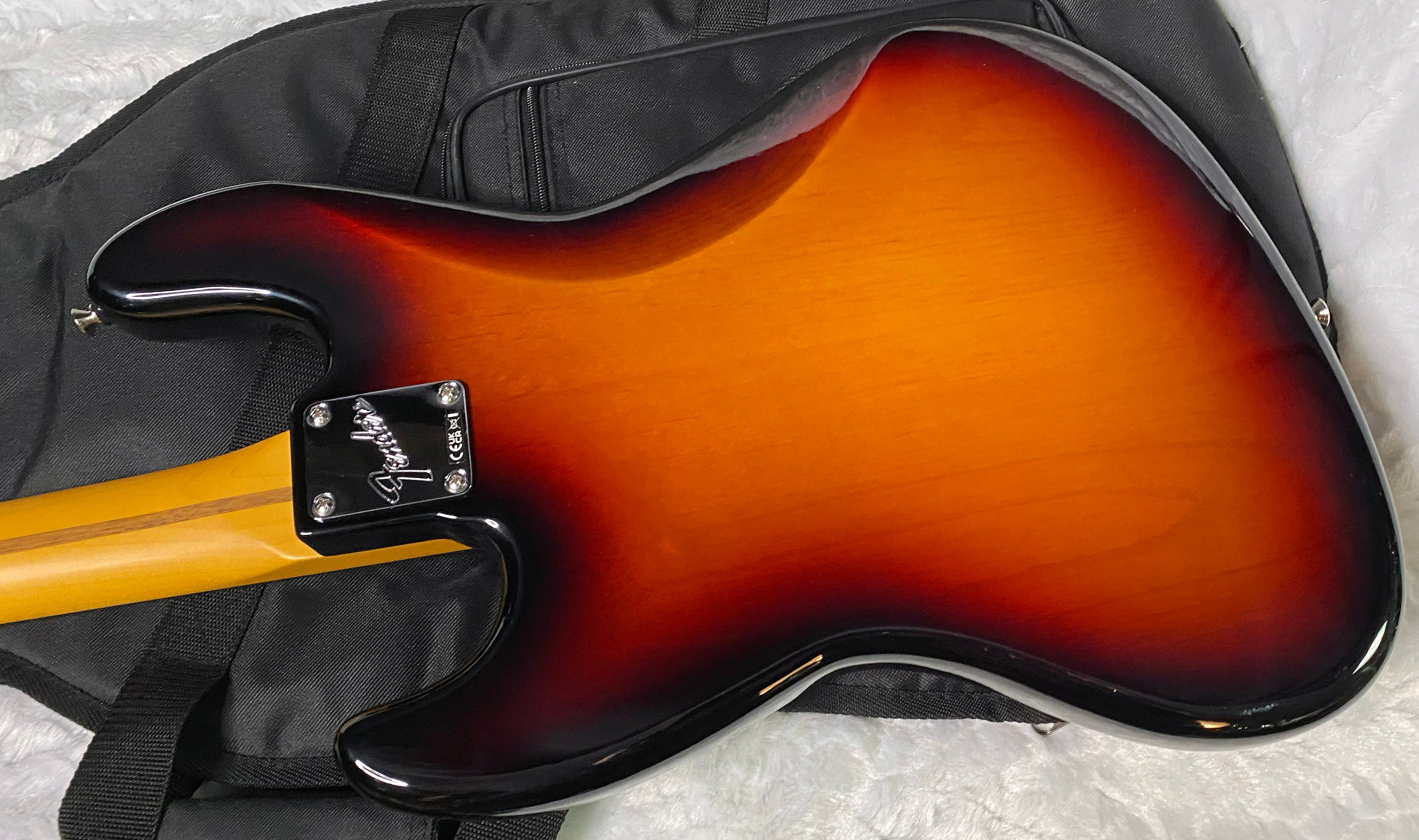 NEW ! Fender American Professional Classic Jazz Bass - 3-Color Sunburst - 8.9lbs - Authorized Dealer - In-Stock! G05761