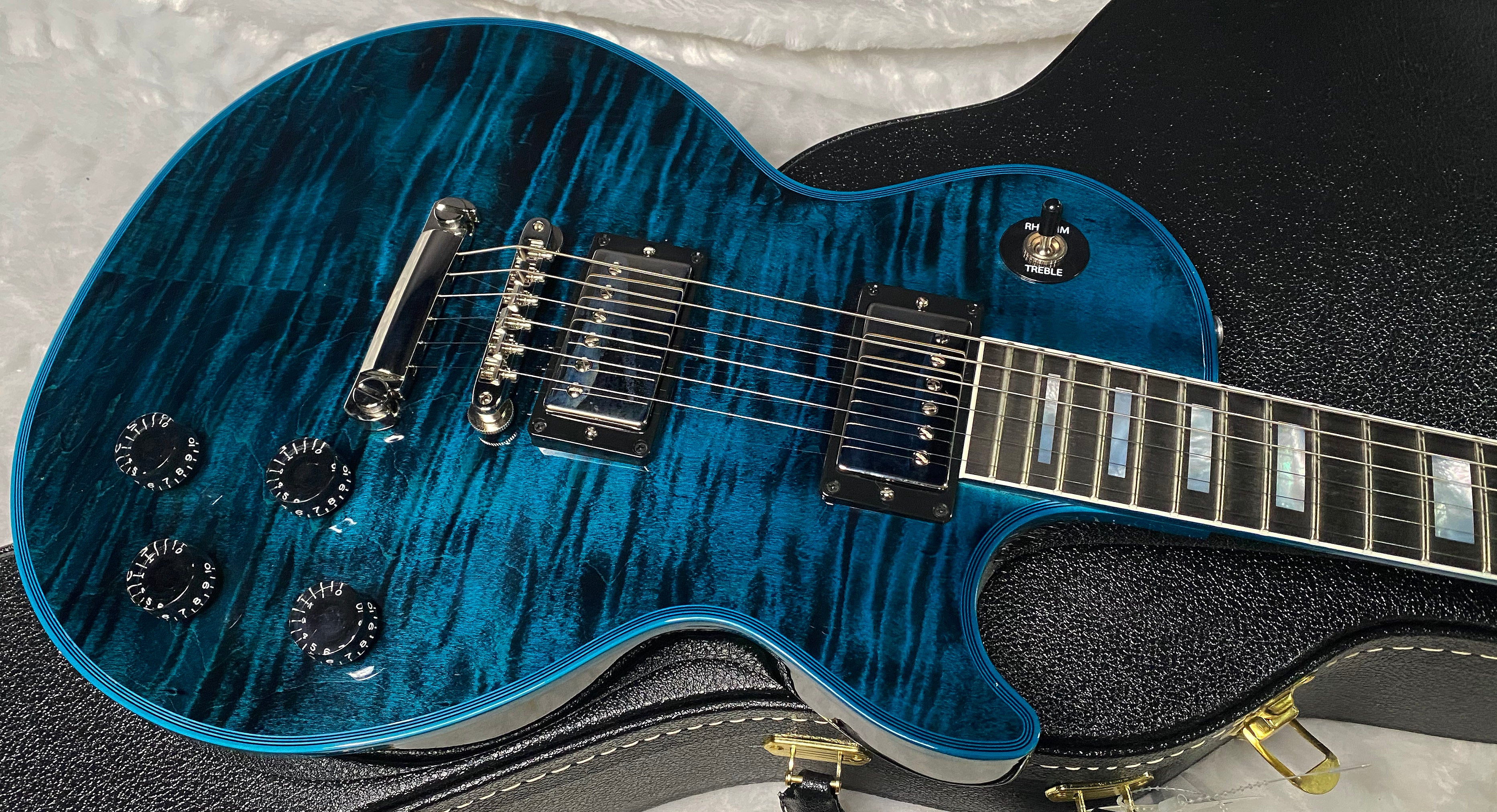 NEW! Gibson Les Paul Custom Peacock Widow - Monster Flame Top! Limited Edition - Weighs in at 8.3 lbs - Authorized Dealer - G07310