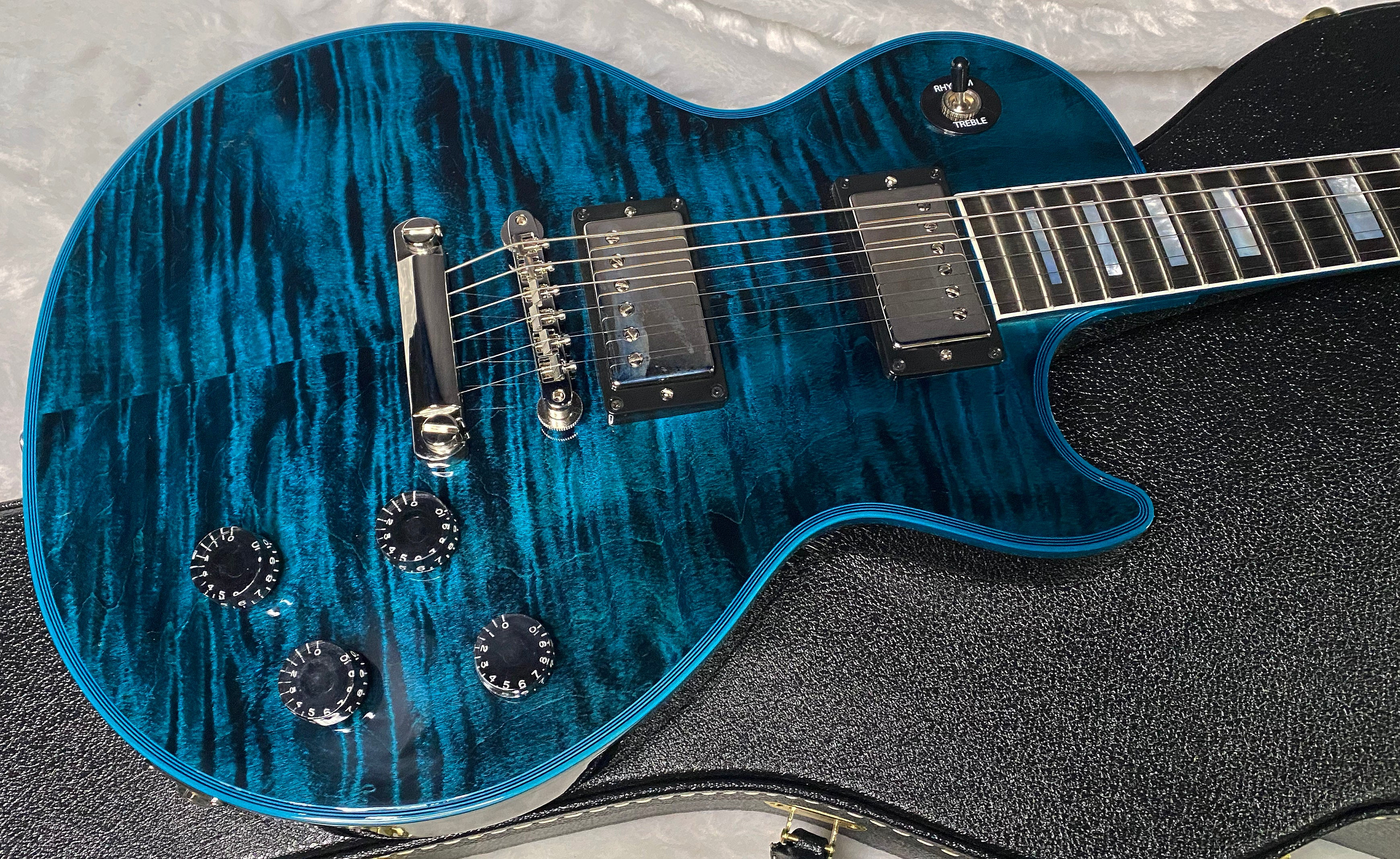 NEW! Gibson Les Paul Custom Peacock Widow - Monster Flame Top! Limited Edition - Weighs in at 8.3 lbs - Authorized Dealer - G07310