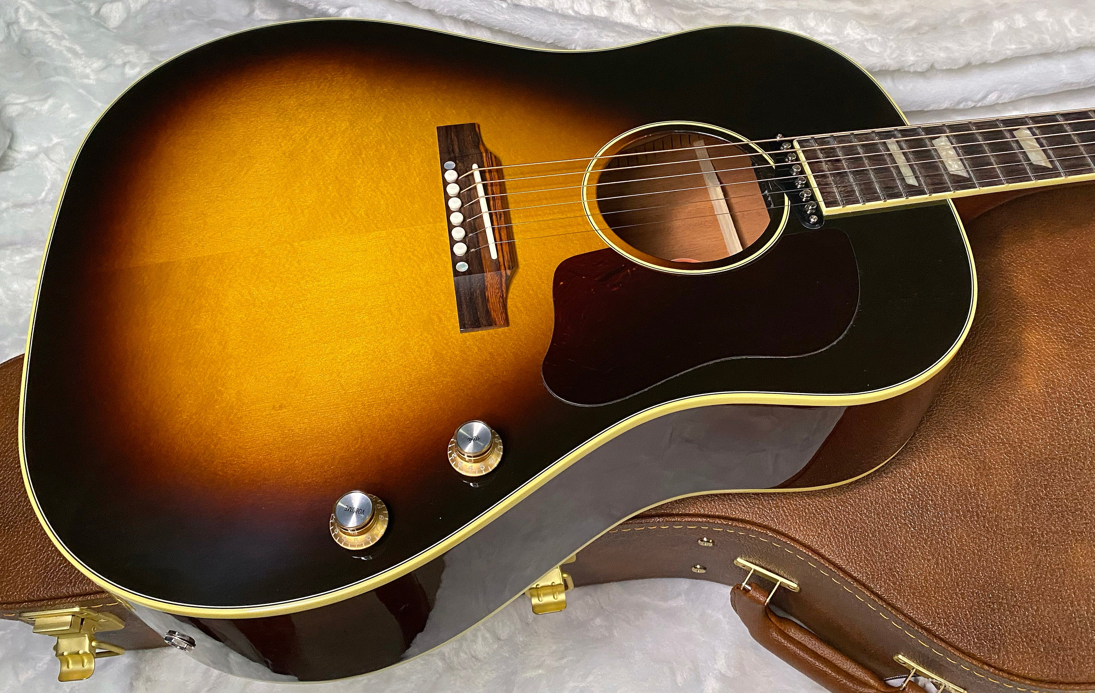NEW ! Gibson J-160E Original - Vintage Sunburst - 4.55 lbs - Authorized Dealer - In Stock - G06689
