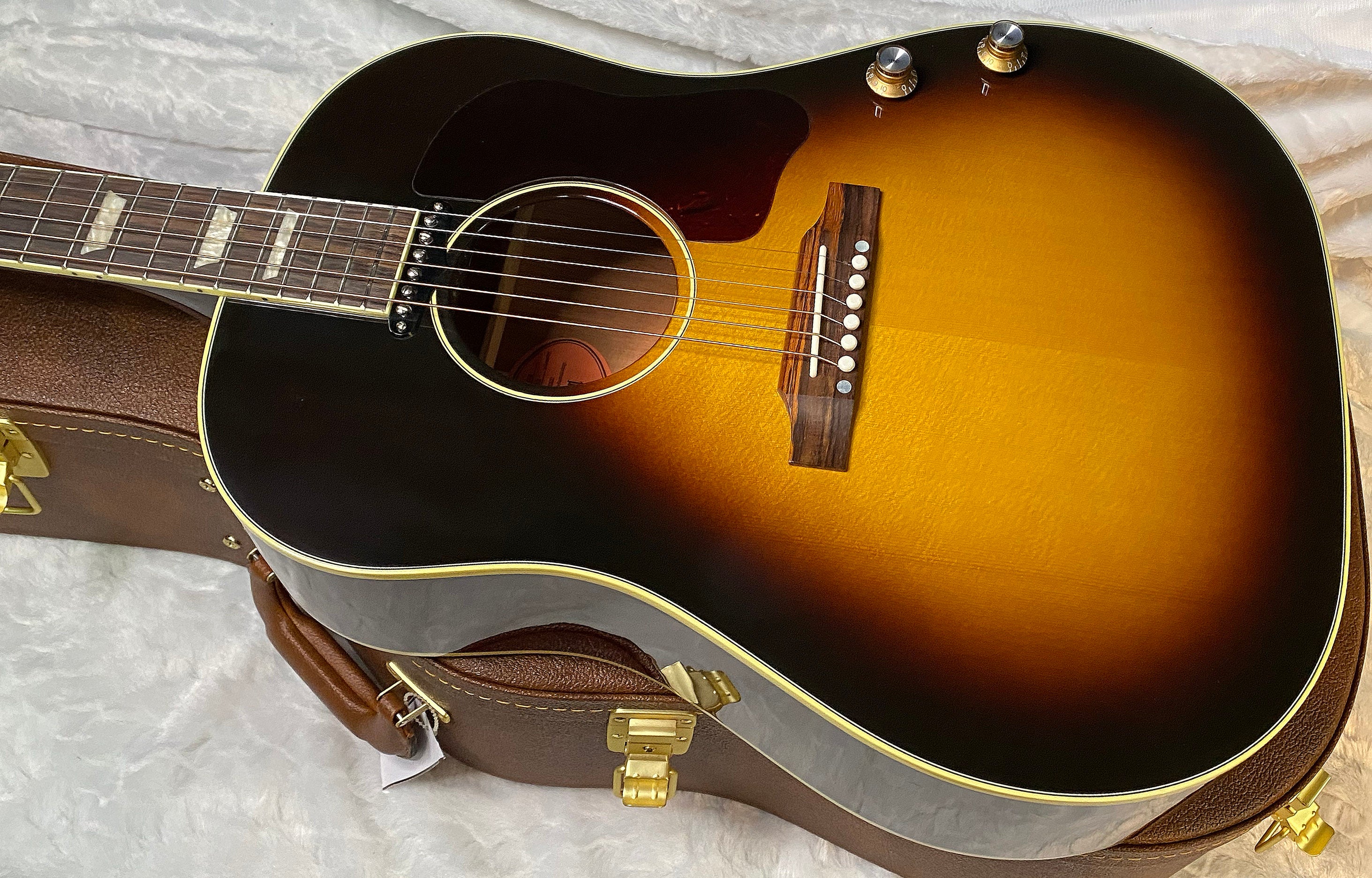 NEW ! Gibson J-160E Original - Vintage Sunburst - 4.55 lbs - Authorized Dealer - In Stock - G06689