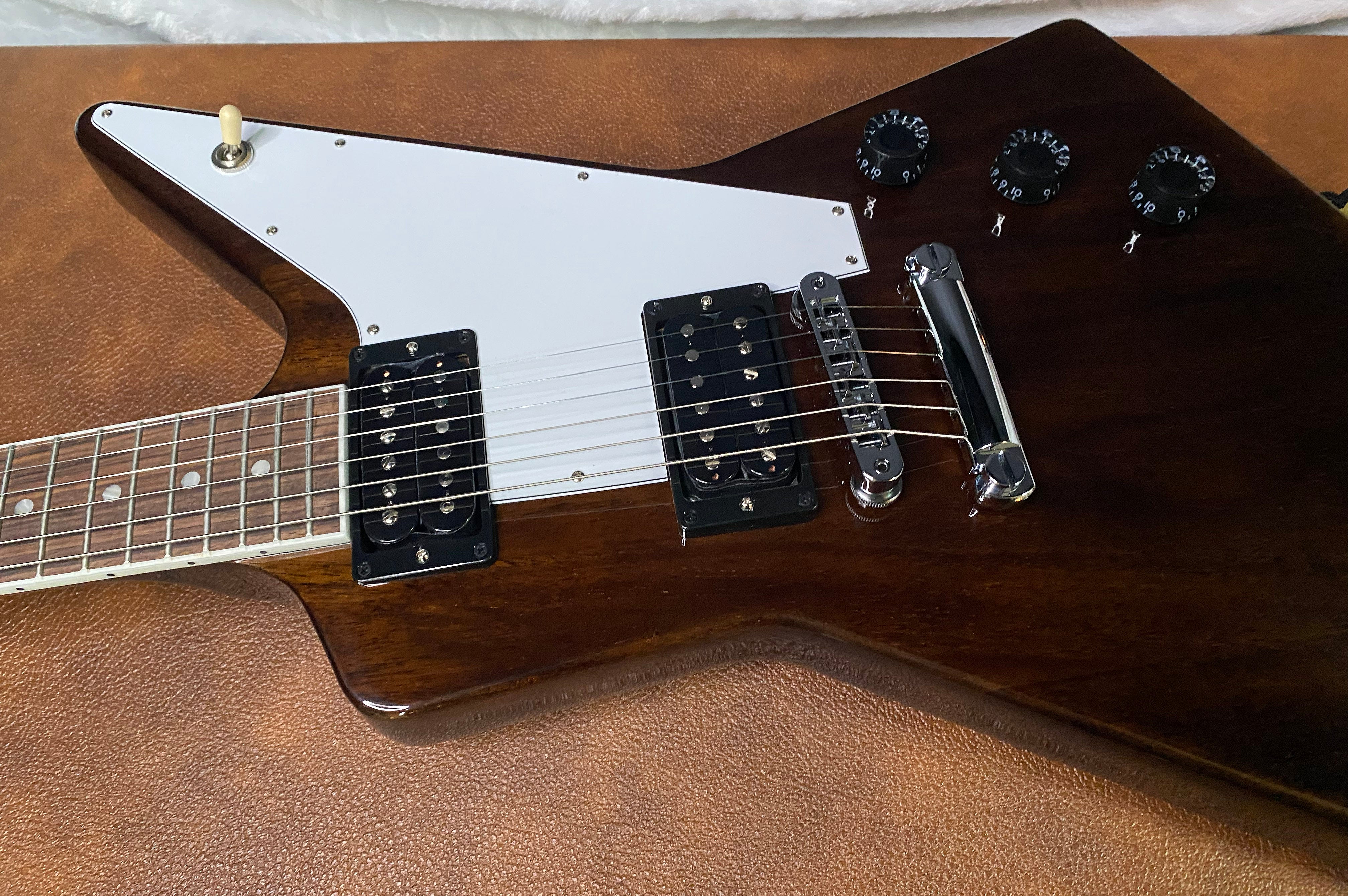 NEW! Gibson '70s Explorer - Dark Walnut - Authorized Dealer - Only 7.25lbs - G07321