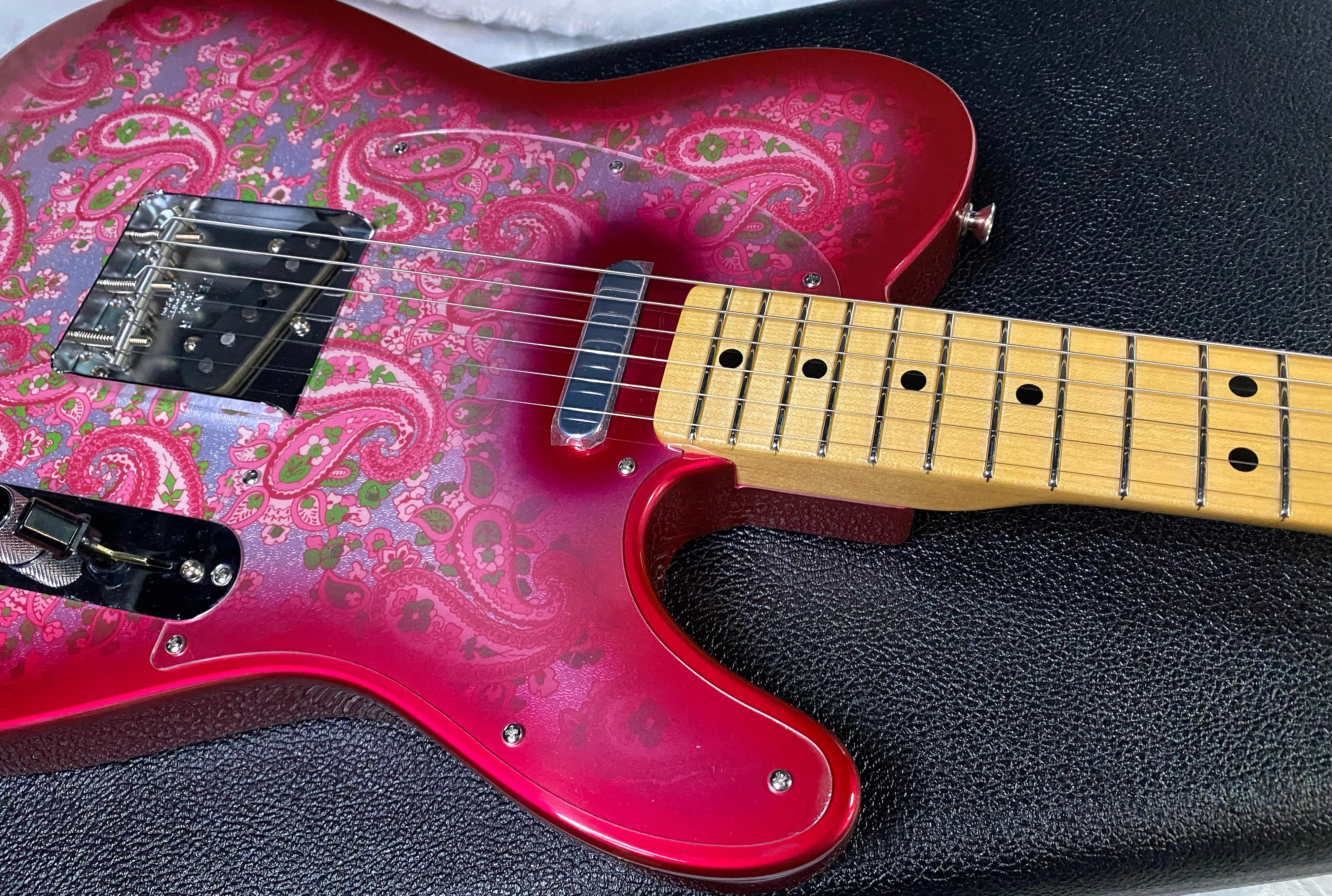 NEW ! Fender Vintage Custom '68 Telecaster NOS - Pink Paisley - 7.3 lbs - Authorized Dealer - Custom Shop - G06755