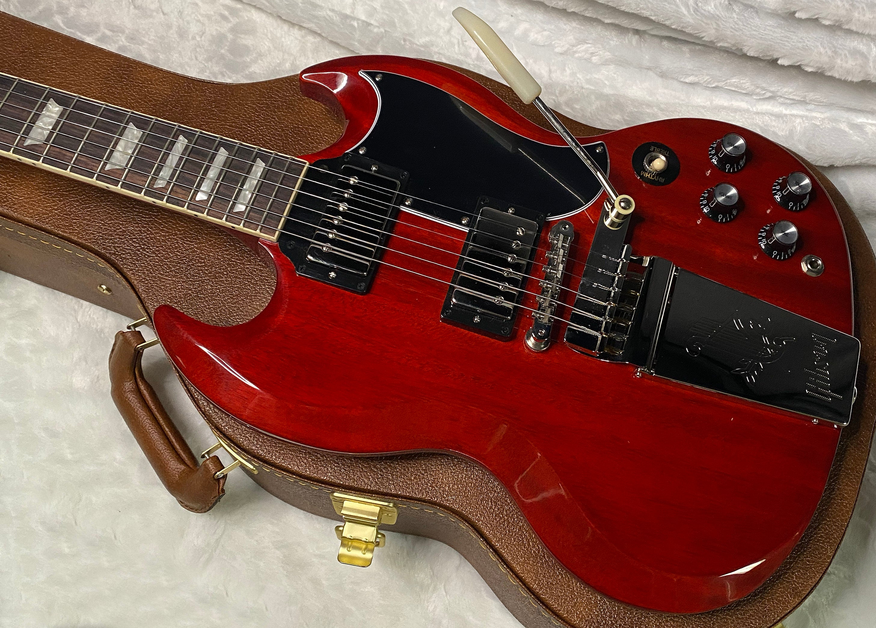 NEW! Gibson SG Standard '61 Maestro Vibrola Vintage Cherry - 7.9 lbs - Authorized Dealer! G07370