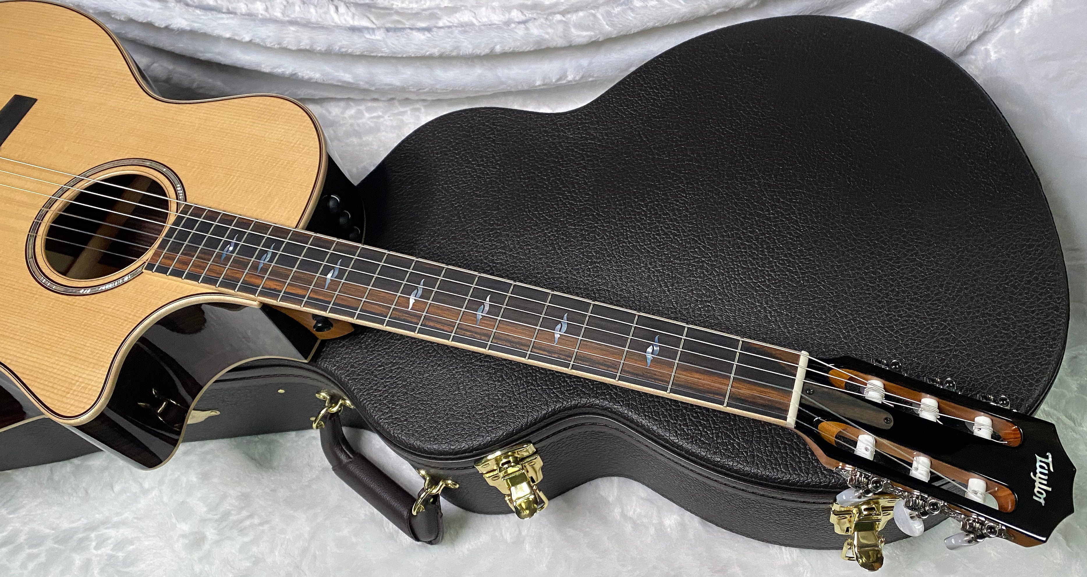 NEW ! Taylor 814ce-N Nylon Classical Acoustic-Electric Guitar - Natural Gloss - 4.2lbs - Authorized Dealer