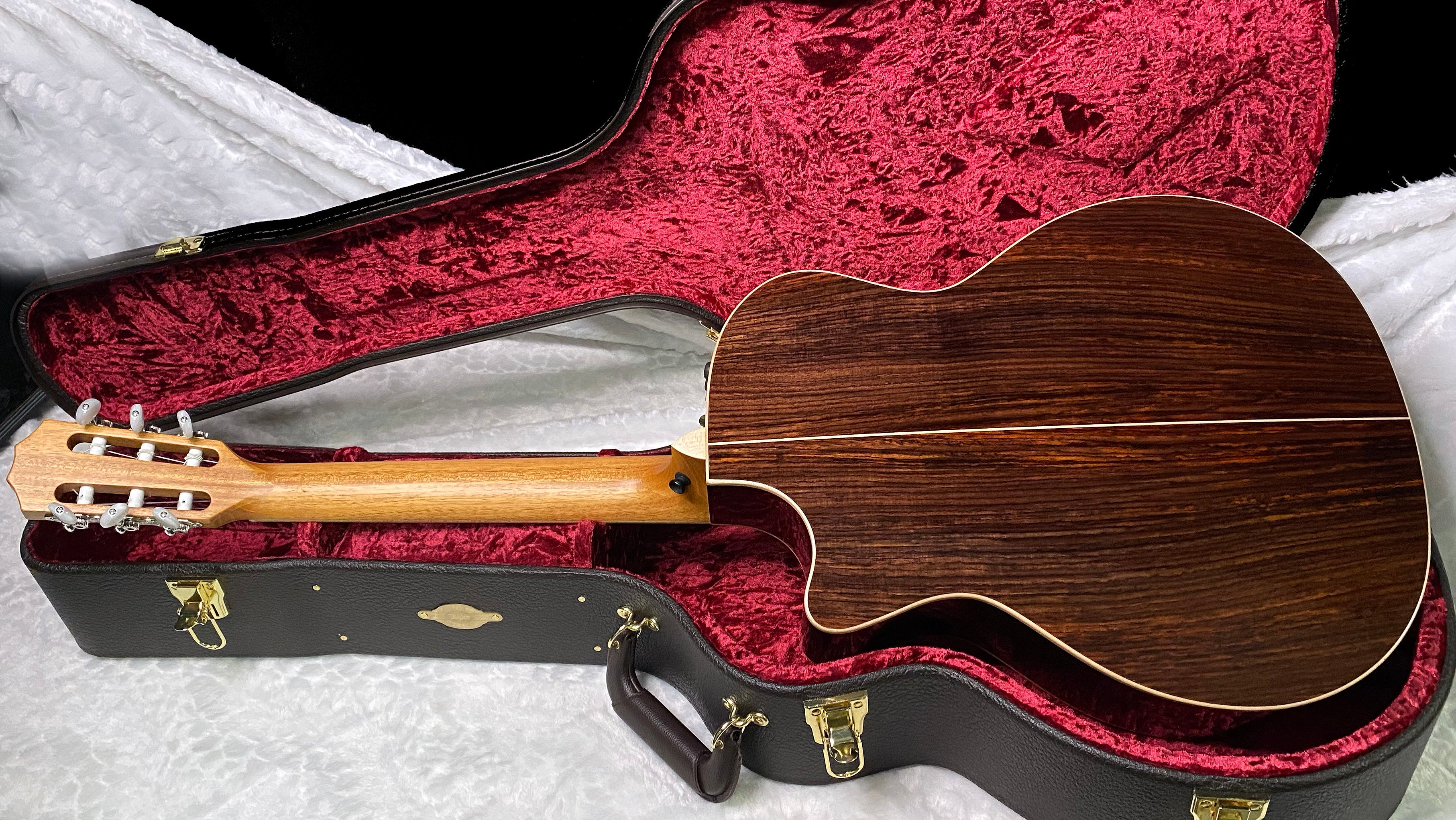 NEW ! Taylor 814ce-N Nylon Classical Acoustic-Electric Guitar - Natural Gloss - 4.2lbs - Authorized Dealer