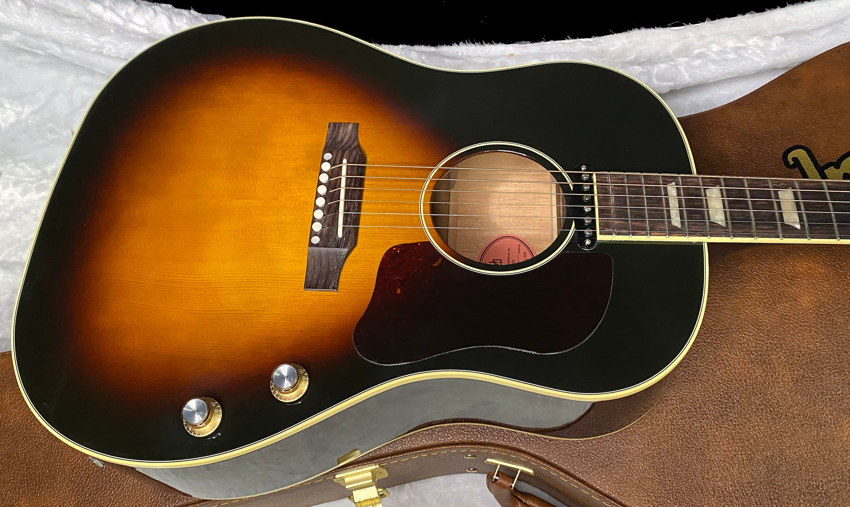 NEW ! Gibson J-160E Original - Vintage Sunburst - 4.4 lbs - Authorized Dealer - In Stock - G07353