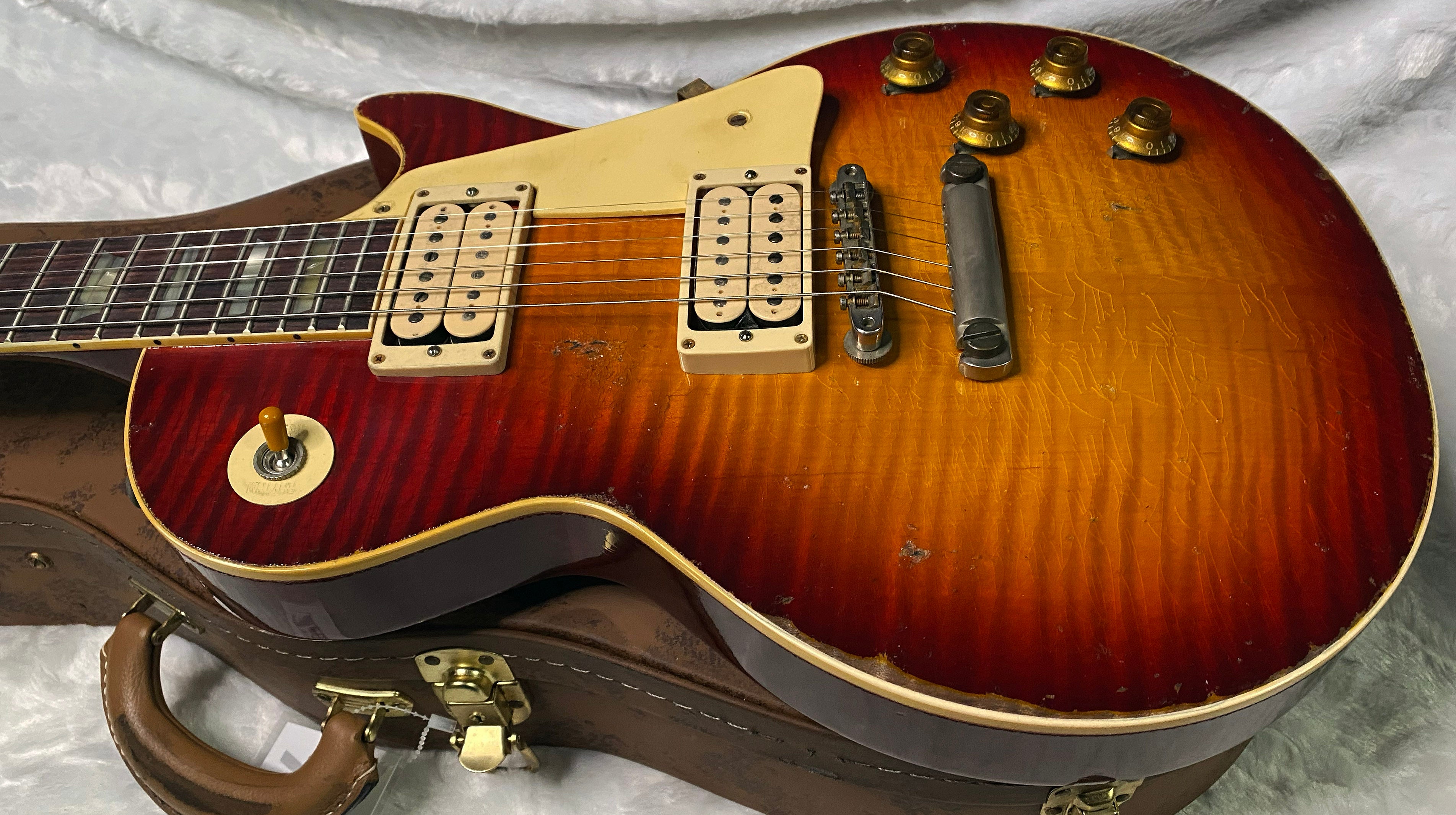 NEW! Gibson Custom 1959 Les Paul Standard Resissue - One Off - Ultra Heavy Aged - Murphy Lab - Factory Burst - Authorized Dealer - ONLY 8lbs!!!! - G07379