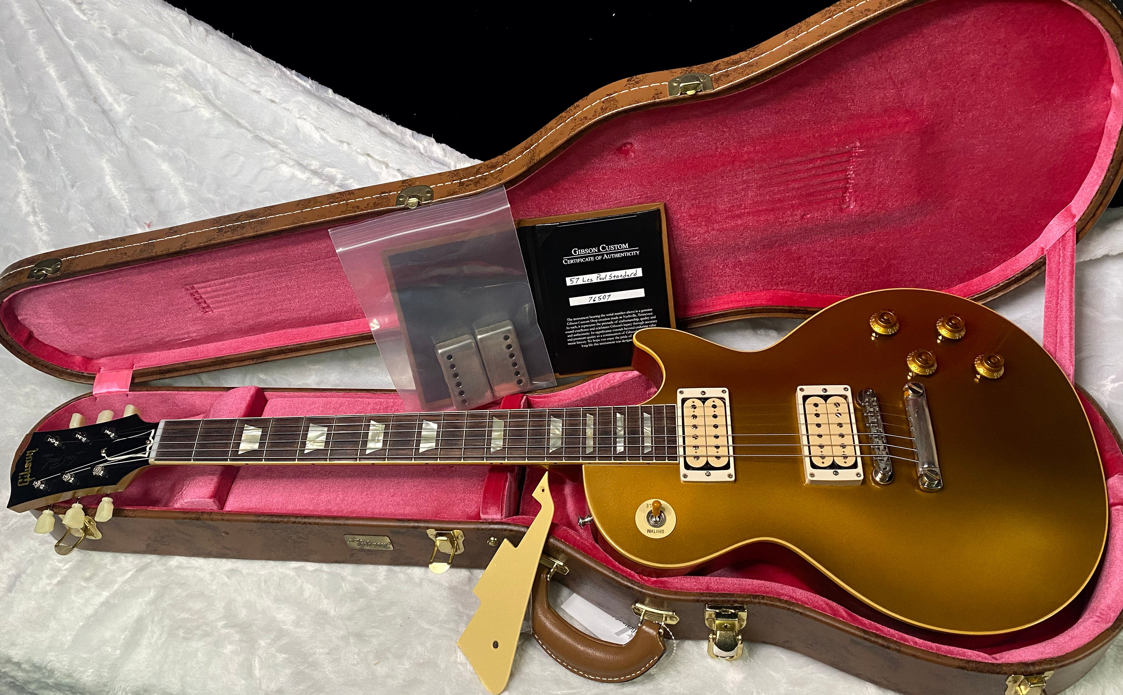 MINT! Gibson Custom Shop '57 Les Paul ALL OVER Double Gold Reissue - VOS - Uncovered Double White Pick-Ups - Authorized Dealer - Only 8.25 lbs - G07383
