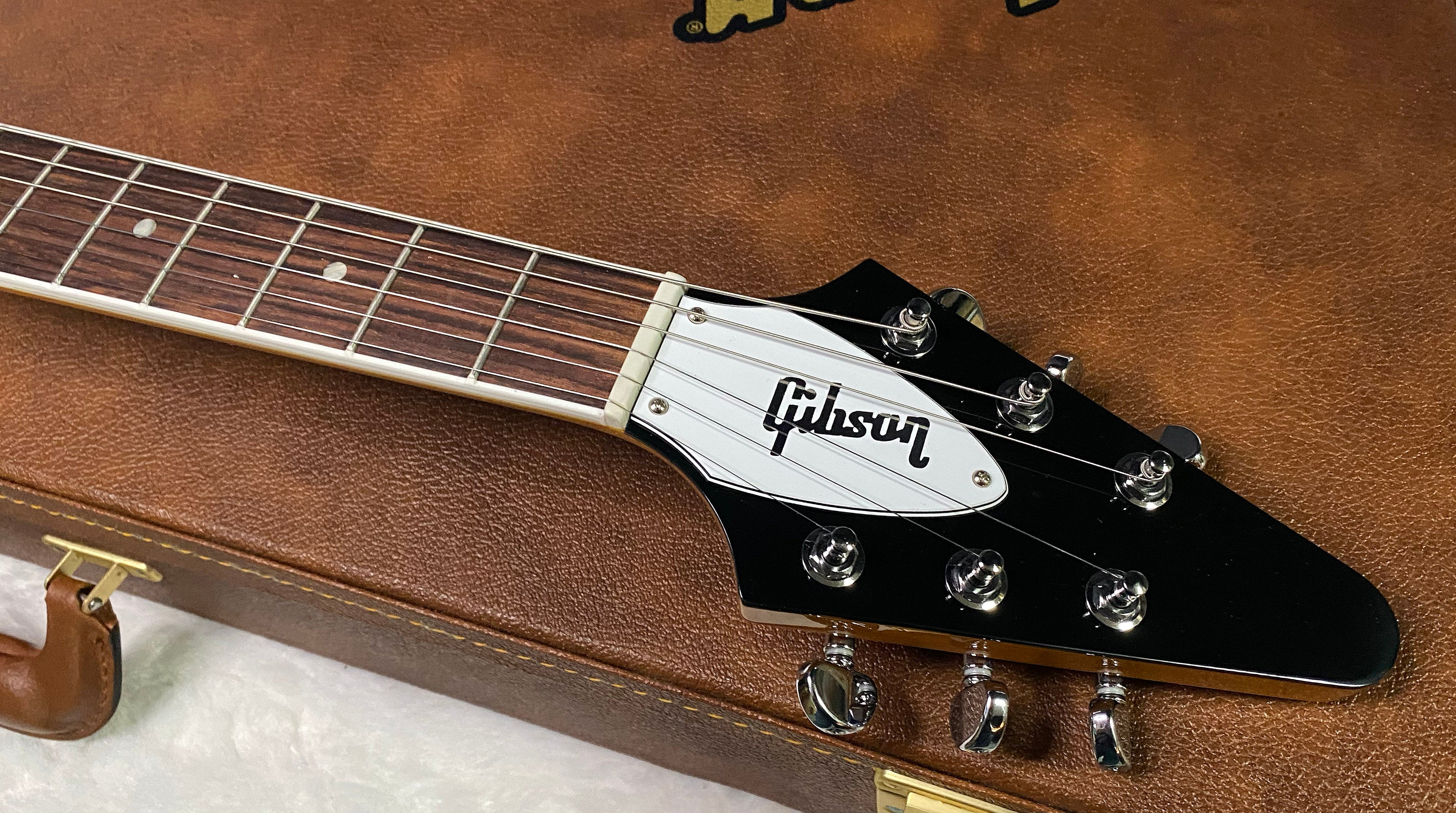 NEW! Gibson '70s Flying V - Antique Natural - Only 6.9 lbs - Original Case - Authorized Dealer - G07360