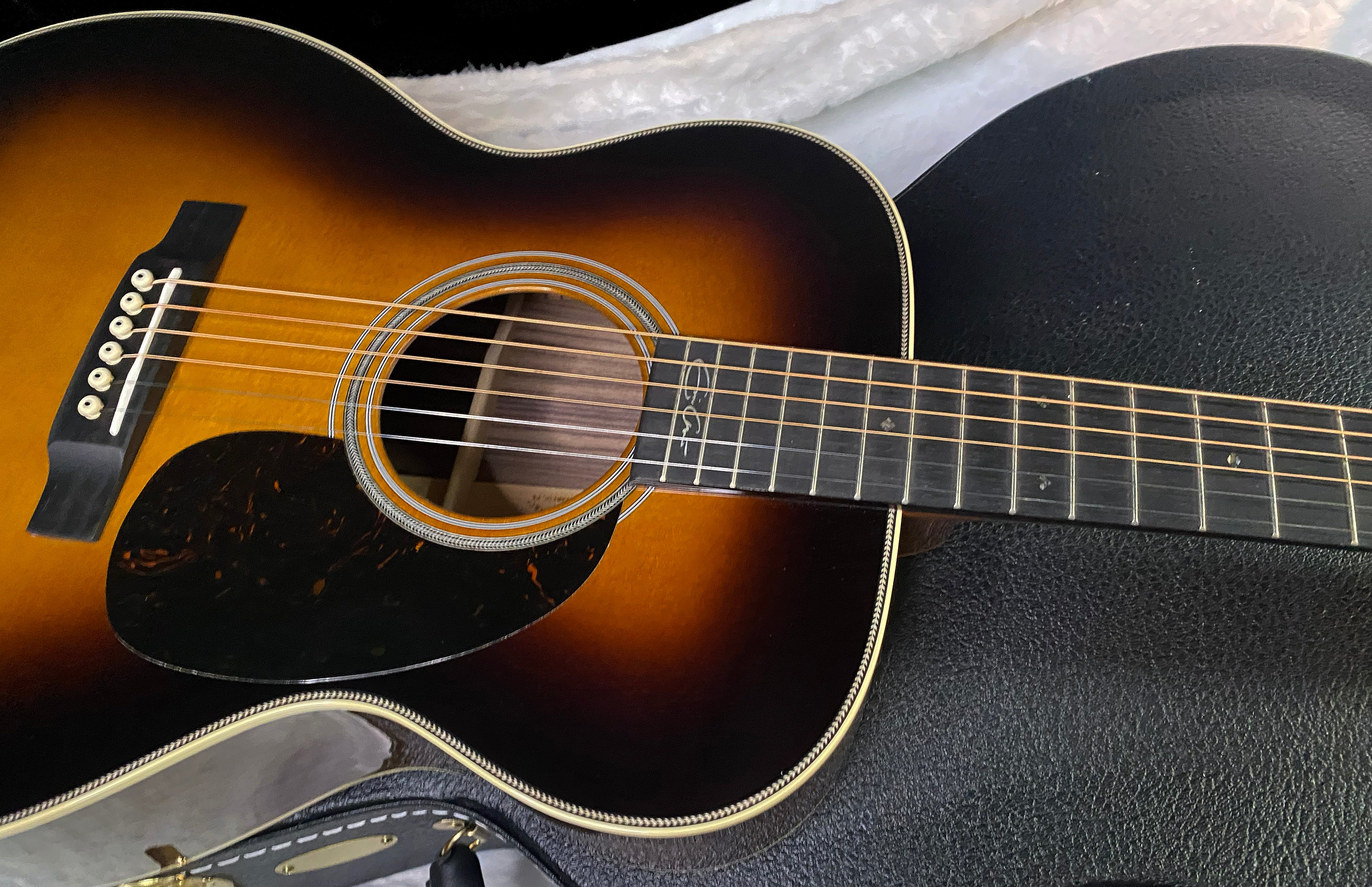 NEW! Martin 00028EC Eric Clapton Signature - Sunburst Finish - Authorized Dealer - 4.1lbs - G06780