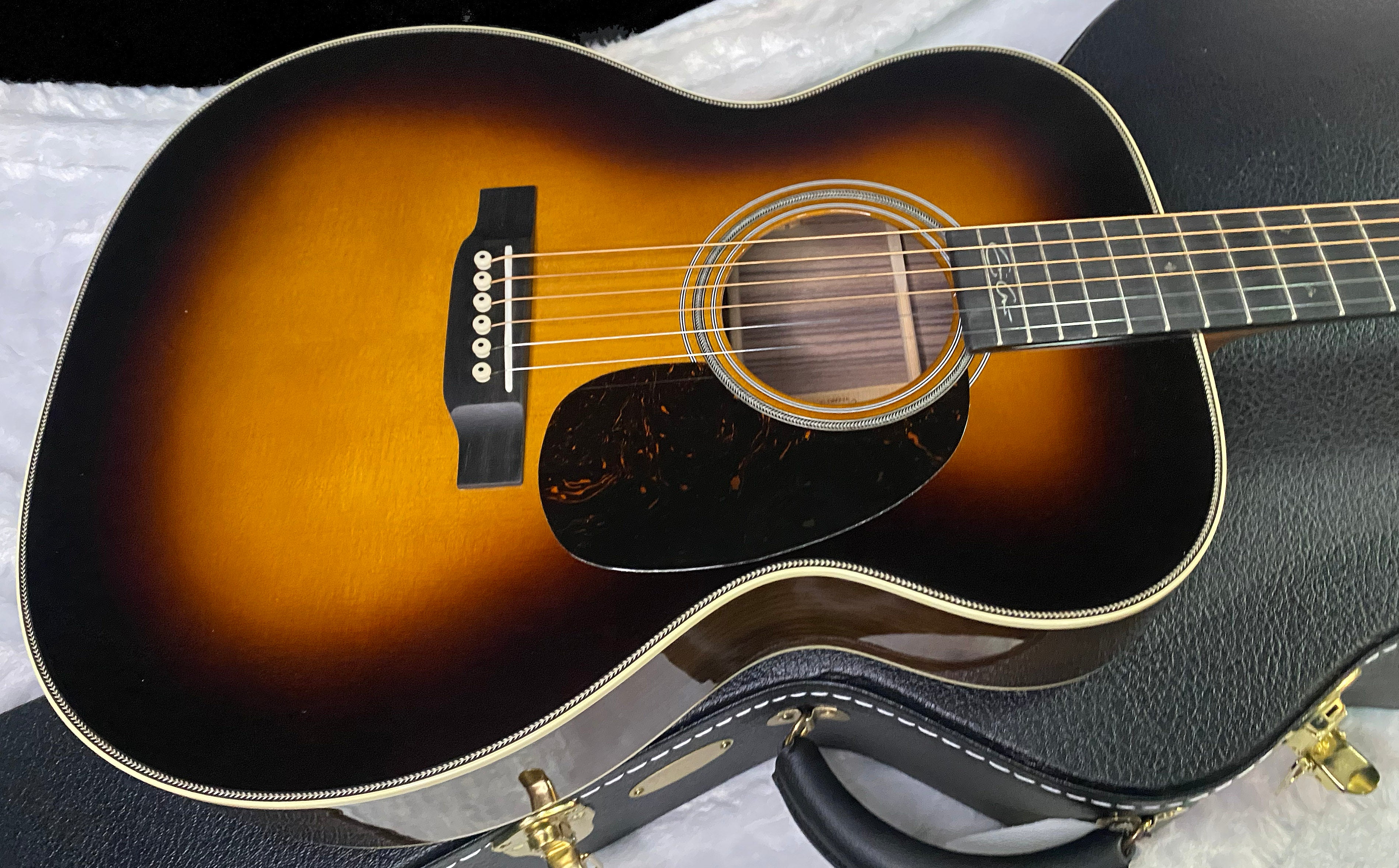 NEW! Martin 00028EC Eric Clapton Signature - Sunburst Finish - Authorized Dealer - 4.1lbs - G06780