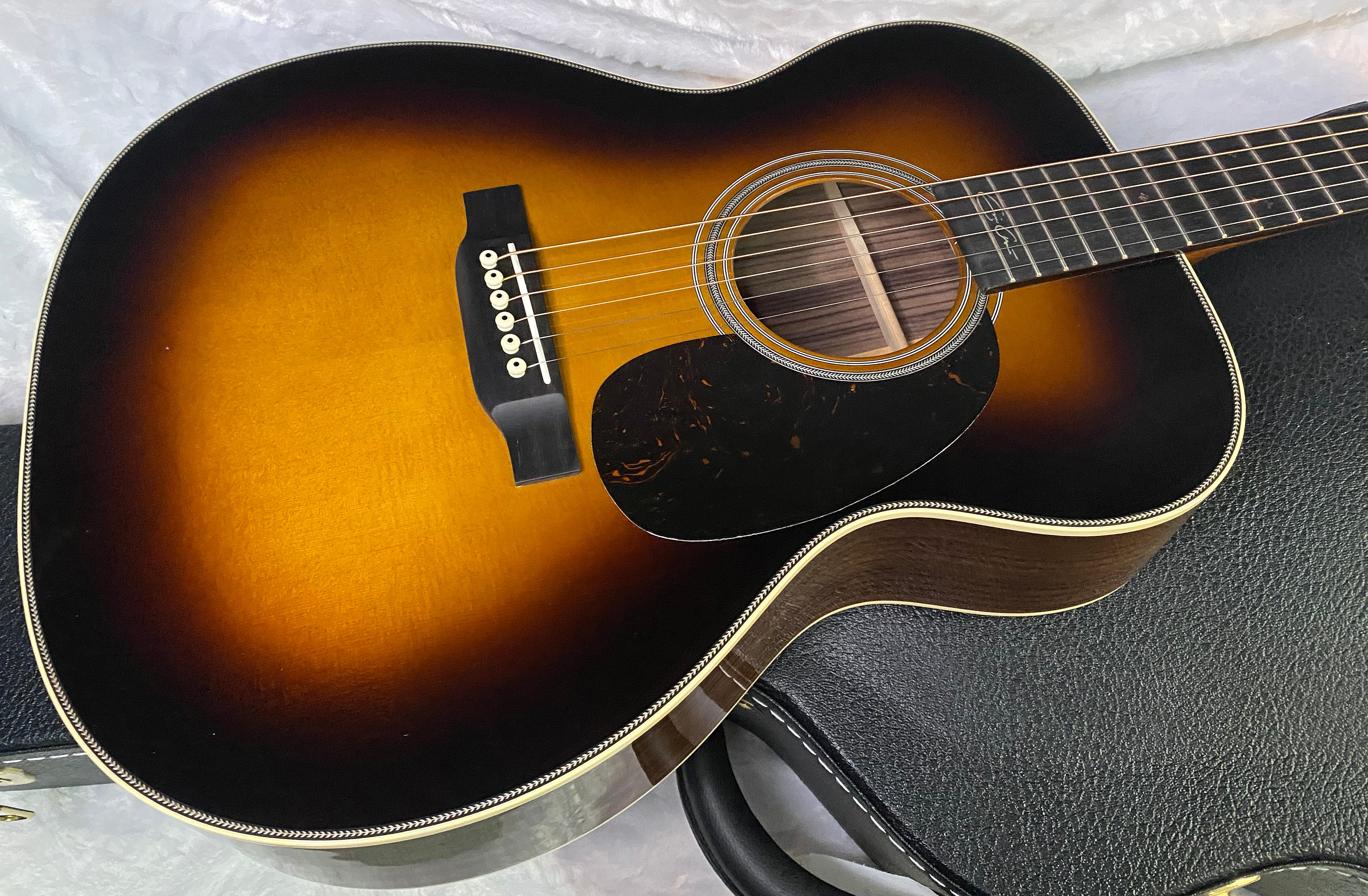 NEW! Martin 00028EC Eric Clapton Signature - Sunburst Finish - Authorized Dealer - 4.1lbs - G06780