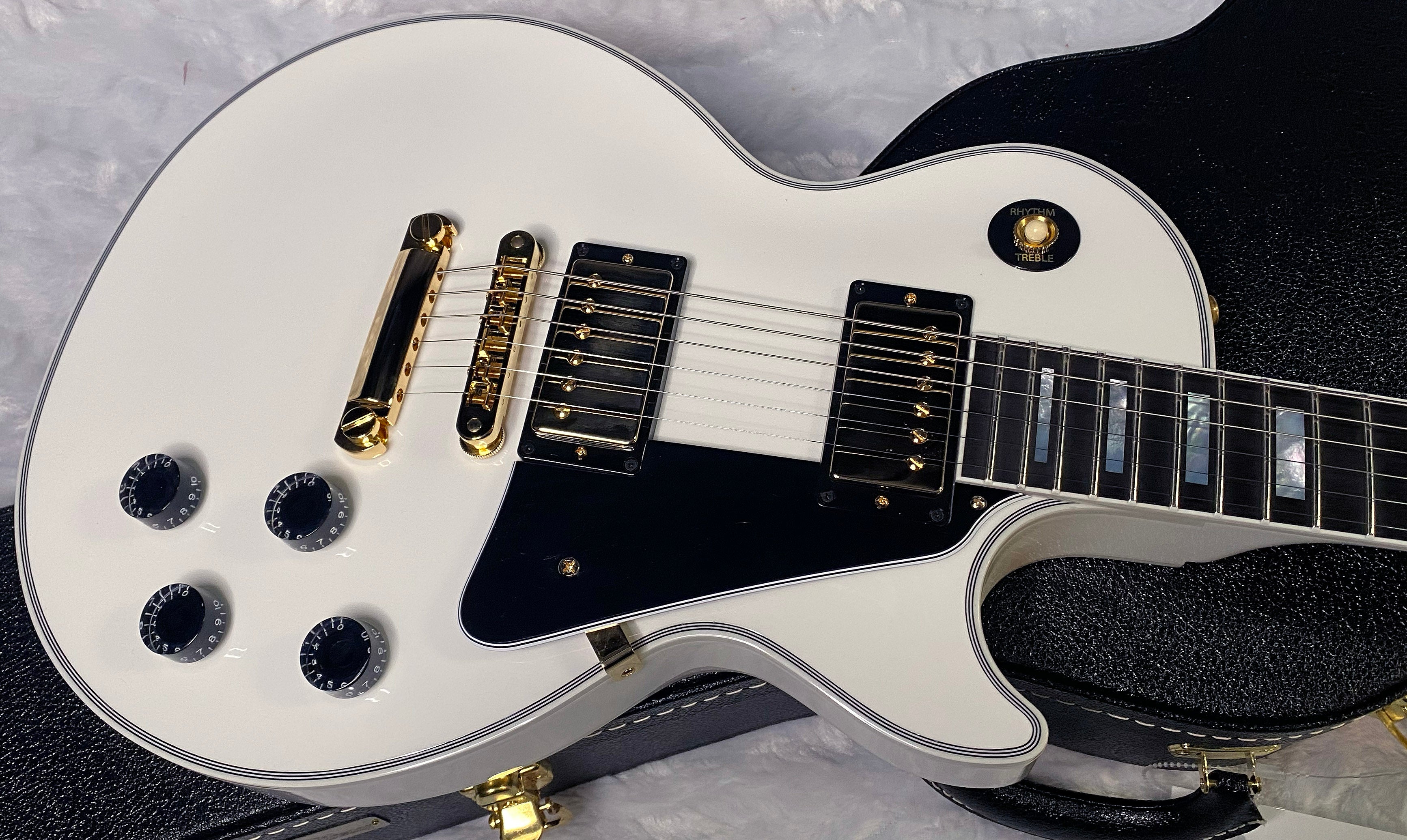 NEW! Gibson Les Paul Custom - Alpine White - Ebony Board - Authorized Dealer - 10.65lbs - G06422
