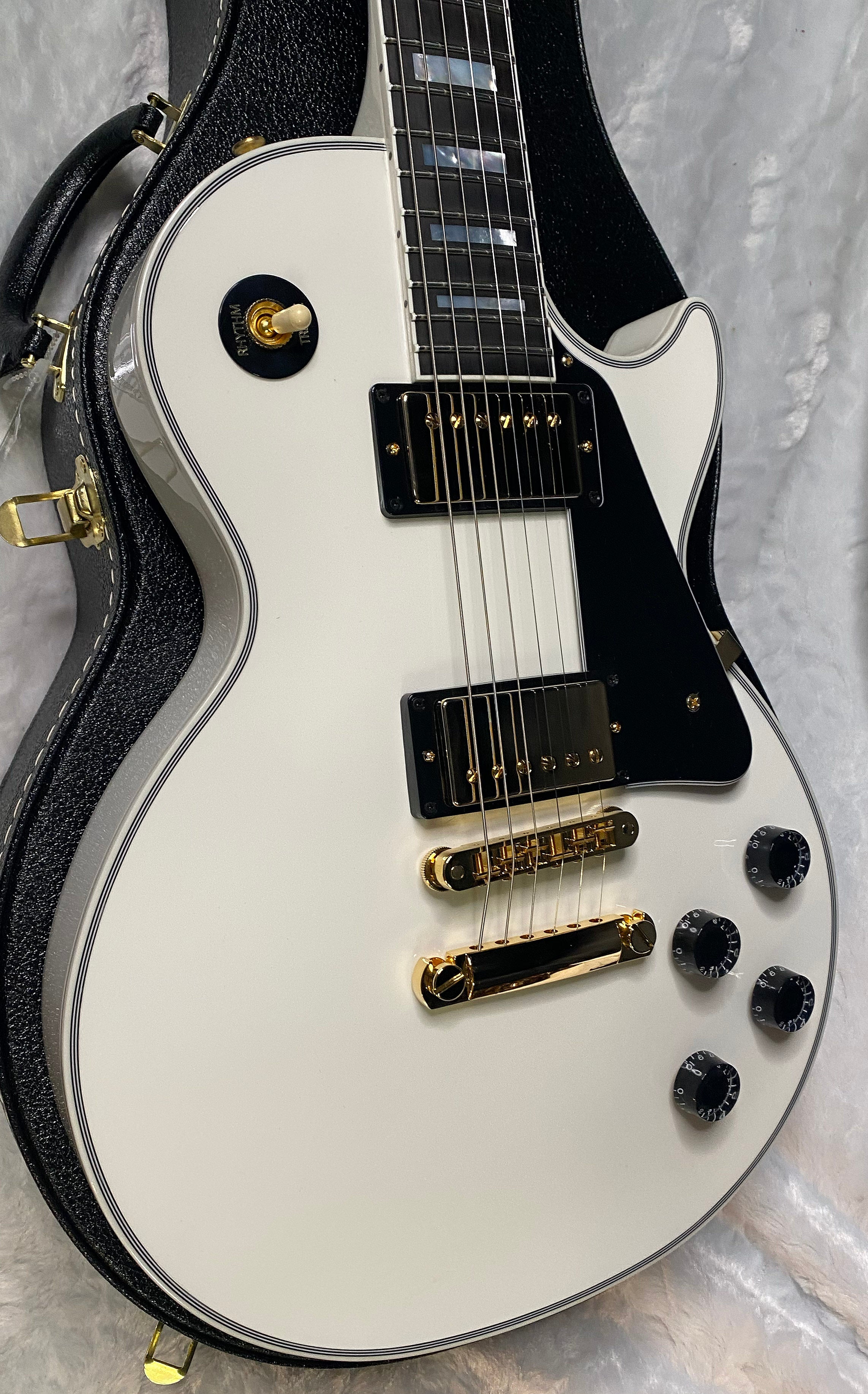NEW! Gibson Les Paul Custom - Alpine White - Ebony Board - Authorized Dealer - 10.65lbs - G06422