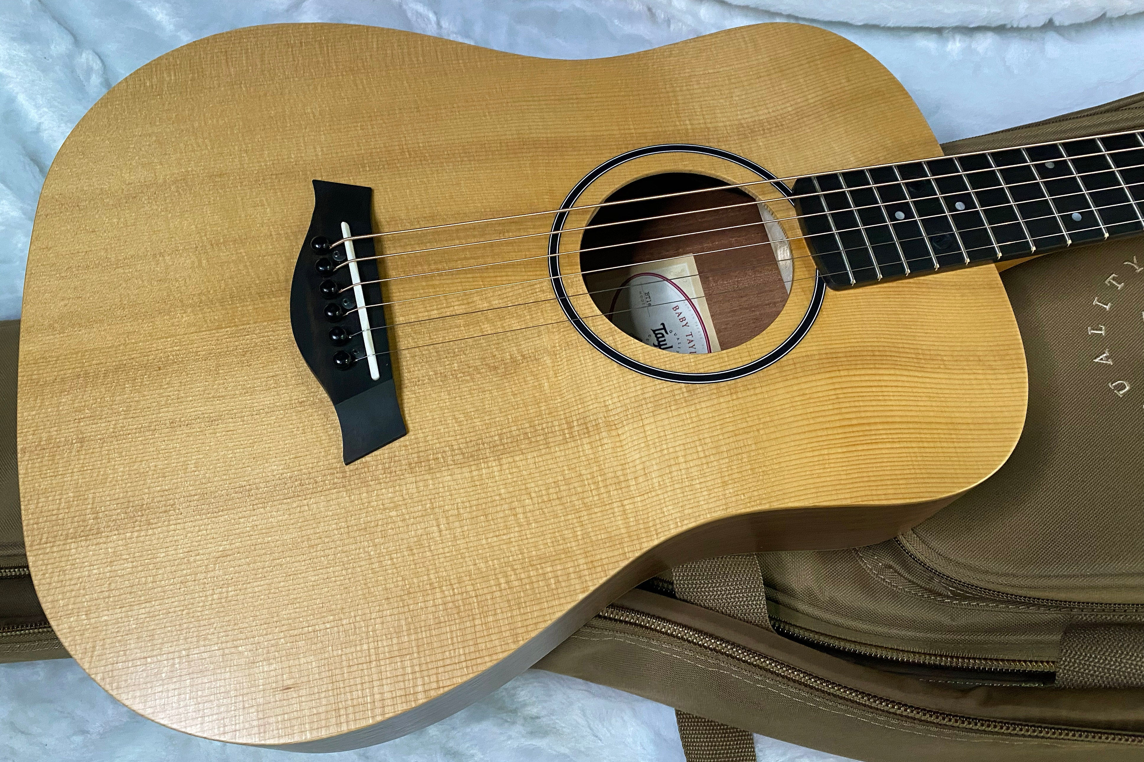 NEW! Taylor Baby Taylor BT1e Walnut Acoustic Guitar - Natural Sitka Spruce - 3lbs - Authorized Dealer - G06291