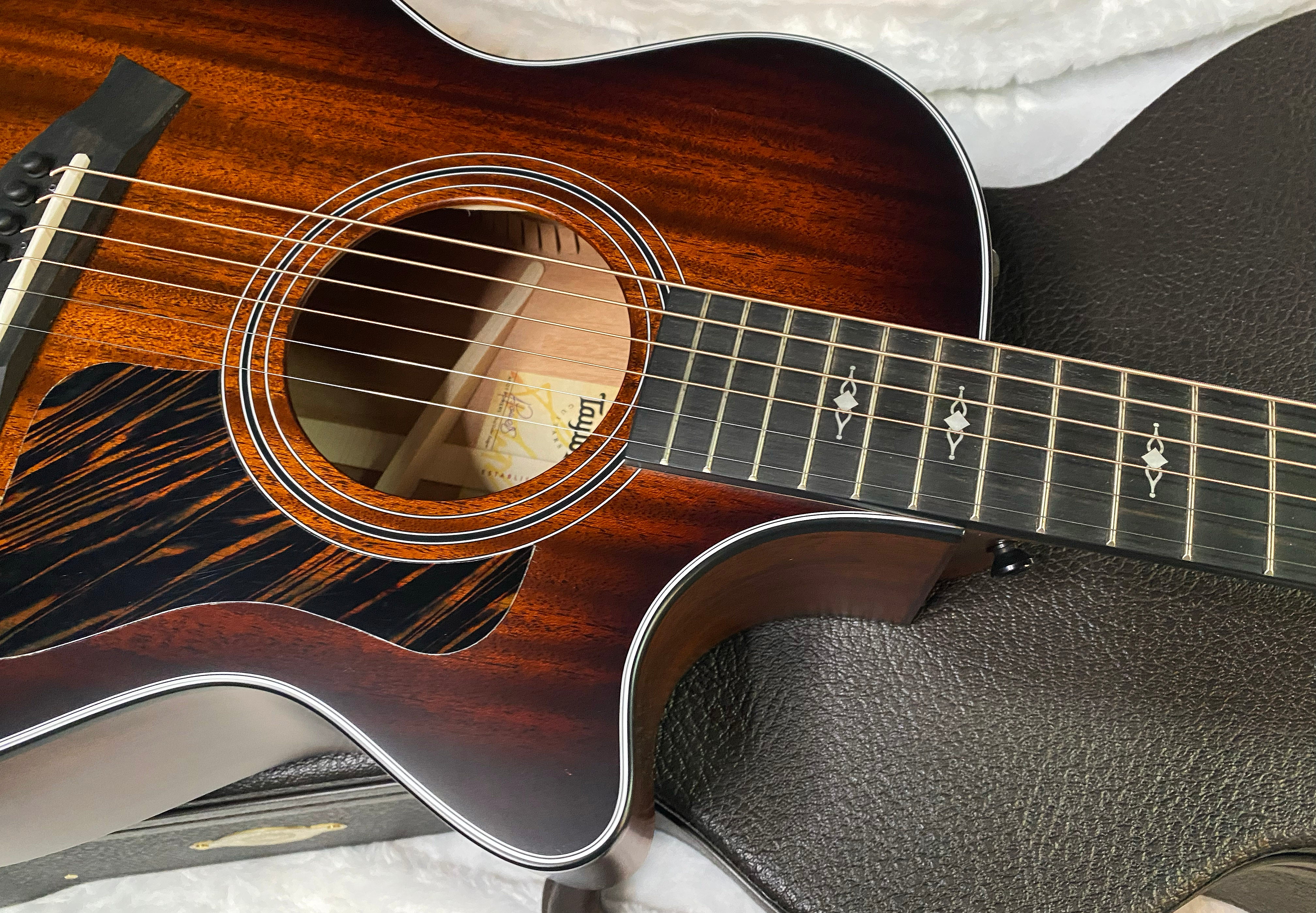 NEW! Taylor 322ce V-Class Grand Concert Acoustic-Electric Guitar - Tobacco - Authorized Dealer - 4.4lbs G06285