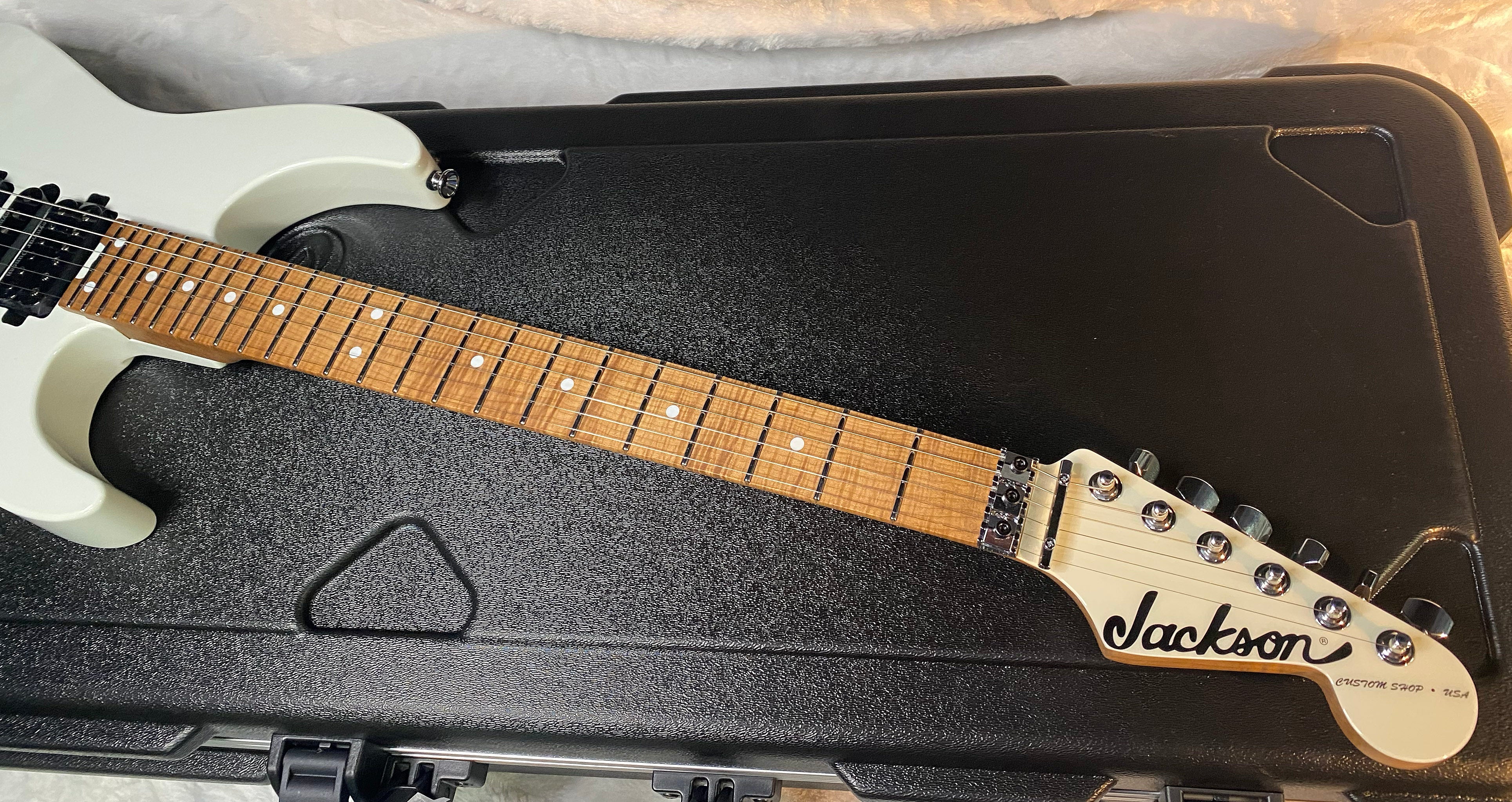 NEW ! Jackson Custom Shop Dinky HSH - Roasted Maple Neck & Fretboard - DK - Olympic White - Authorized Dealer - 8.1 lbs - G06789