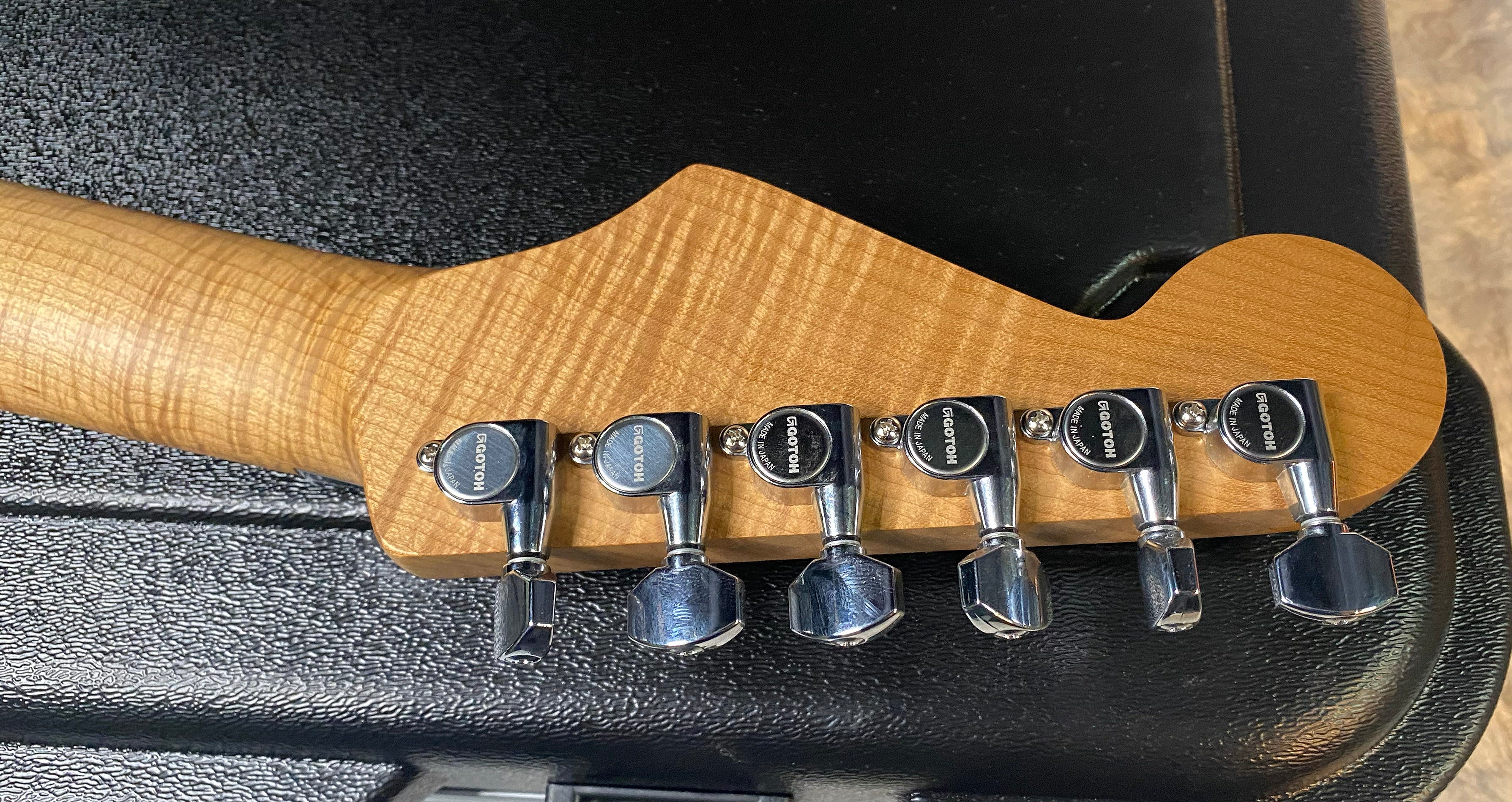 NEW ! Jackson Custom Shop Dinky HSH - Roasted Maple Neck & Fretboard - DK - Olympic White - Authorized Dealer - 8.1 lbs - G06789