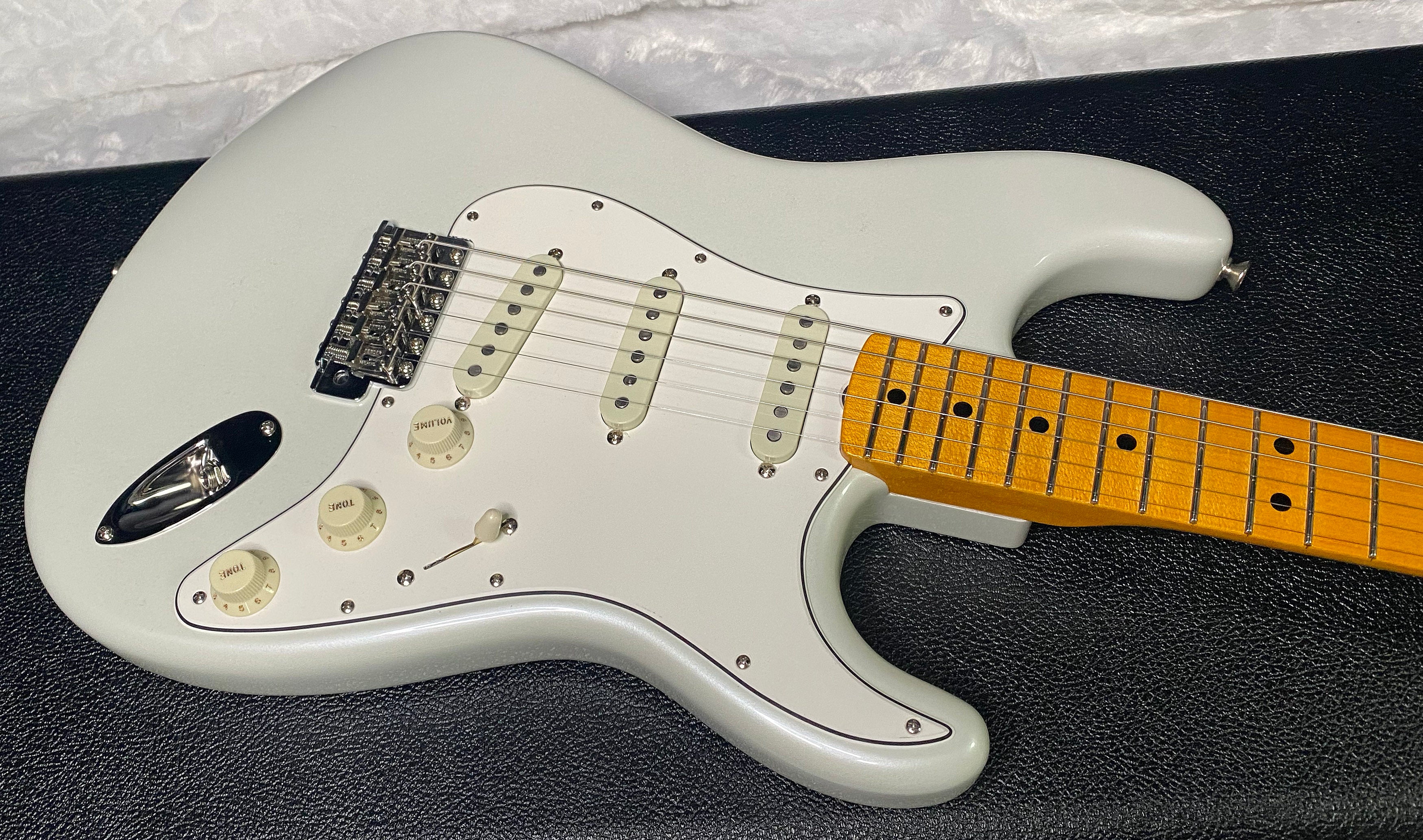 NEW! Fender Custom Shop Special Run '69 Stratocaster NOS Gloss Finish - Handwound P/U's - Frost White - Reverse Matching Headstock - 8.1 lbs - Authorized Dealer - RARE! G07463