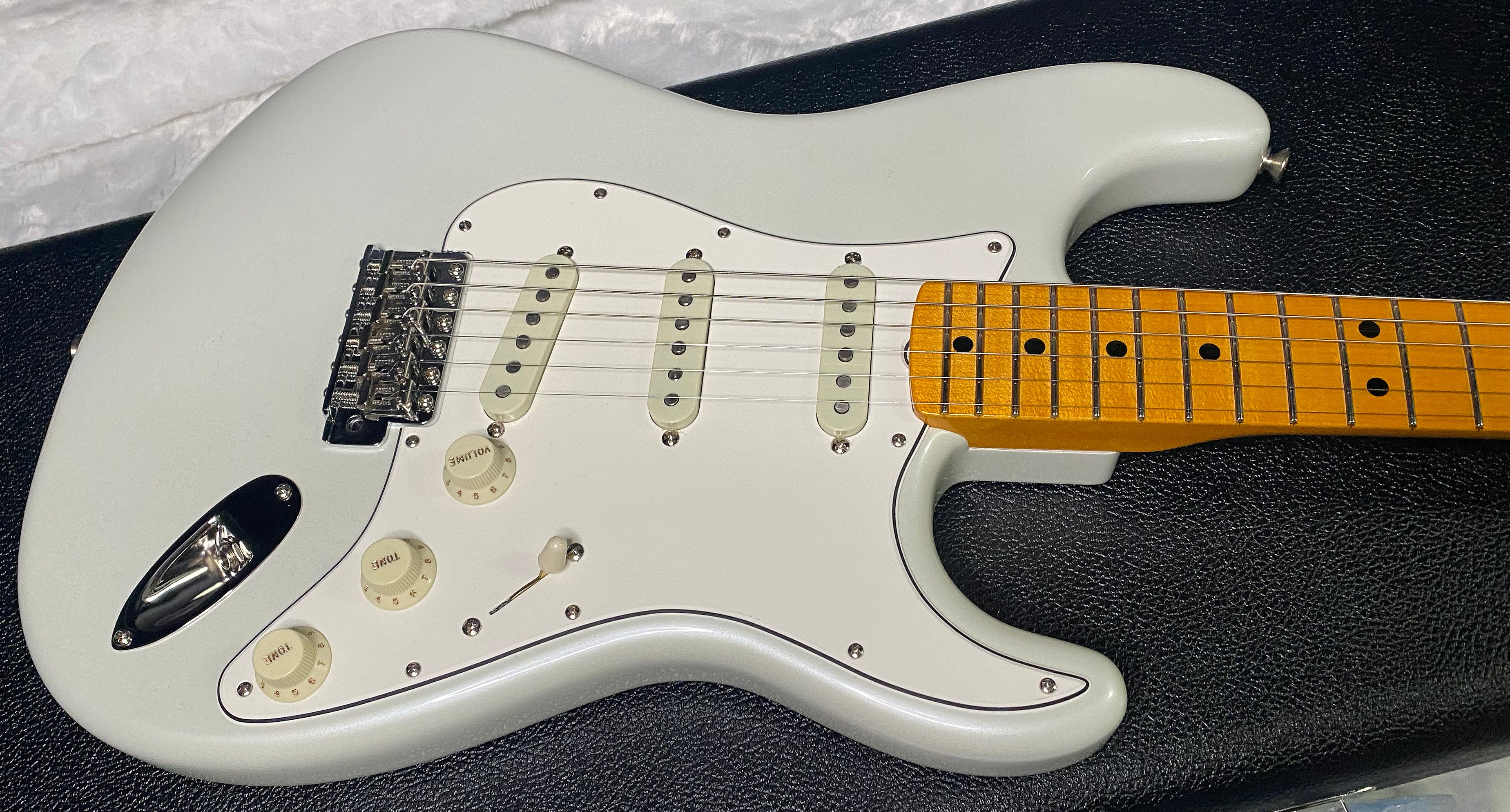 NEW! Fender Custom Shop Special Run '69 Stratocaster NOS Gloss Finish - Handwound P/U's - Frost White - Reverse Matching Headstock - 8.1 lbs - Authorized Dealer - RARE! G07463