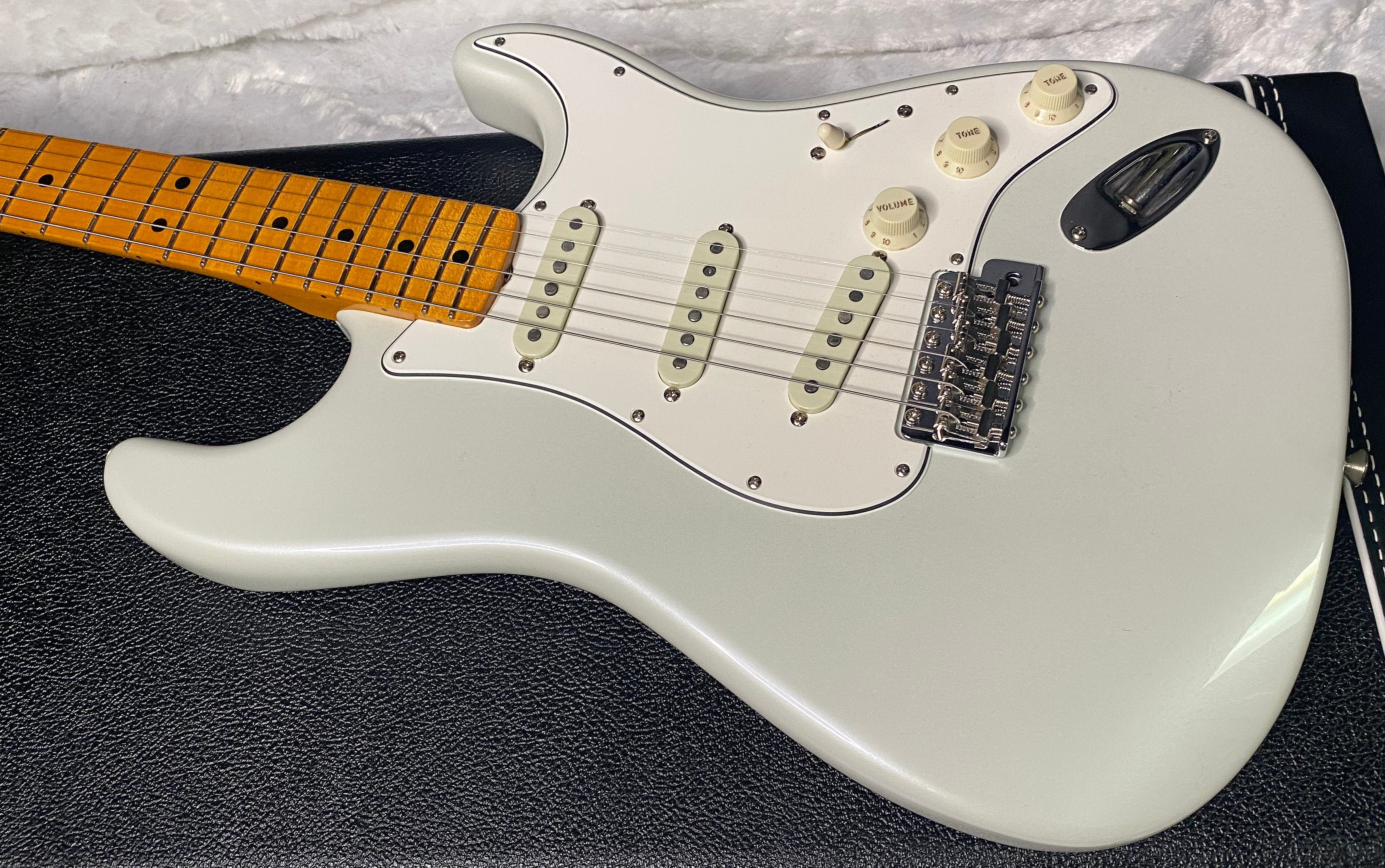 NEW! Fender Custom Shop Special Run '69 Stratocaster NOS Gloss Finish - Handwound P/U's - Frost White - Reverse Matching Headstock - 8.1 lbs - Authorized Dealer - RARE! G07463