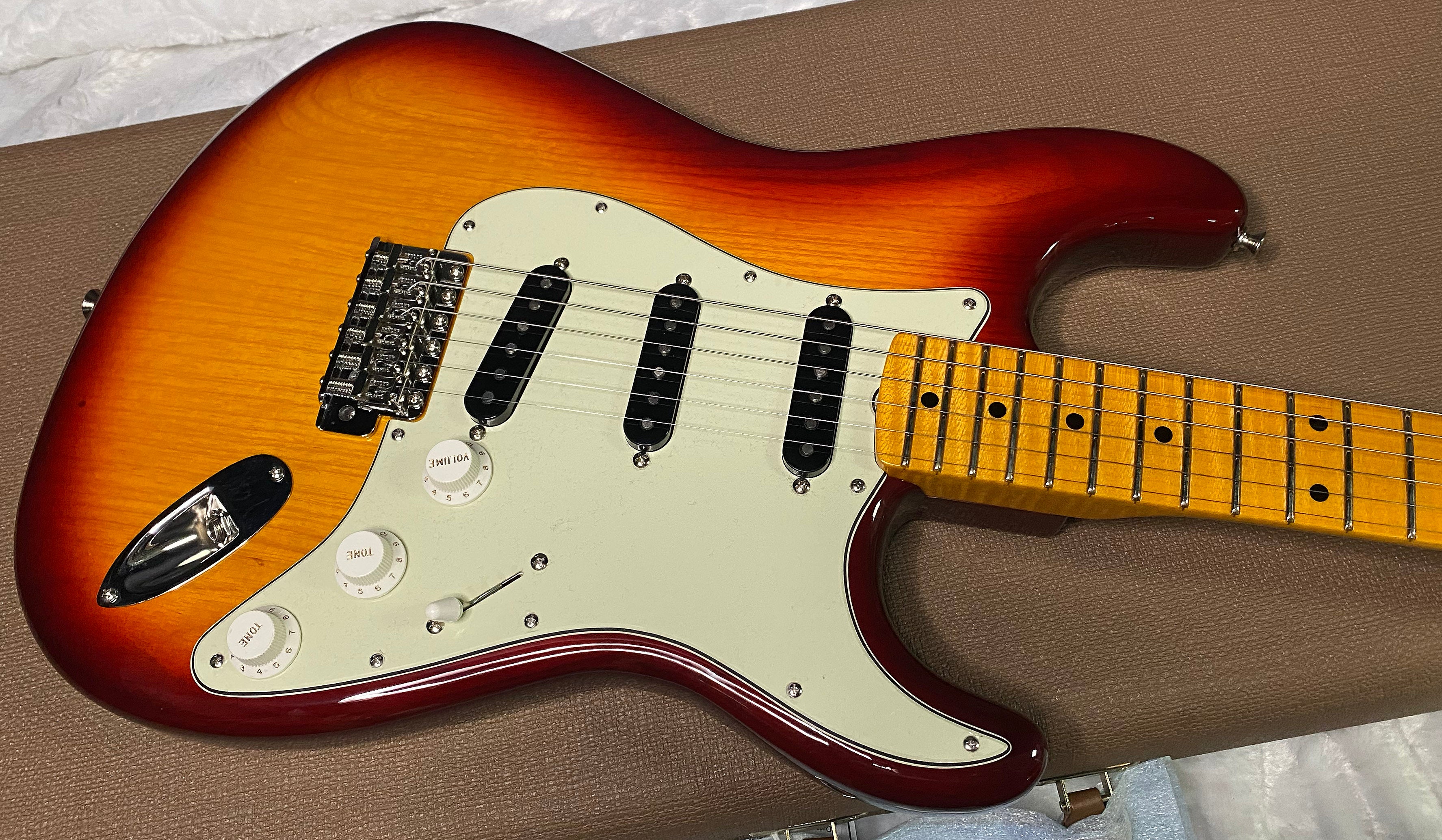 NEW ! Fender Custom Shop ' 62 Stratocaster Bizarre Guitar Exclusive Flamethrower - NOS - Super Limited Edition - Aged Cherry Sunburst - Ash - AAAA Flamed Maple Neck - Authorized Dealer - ONLY 7.1 lbs! - G07479