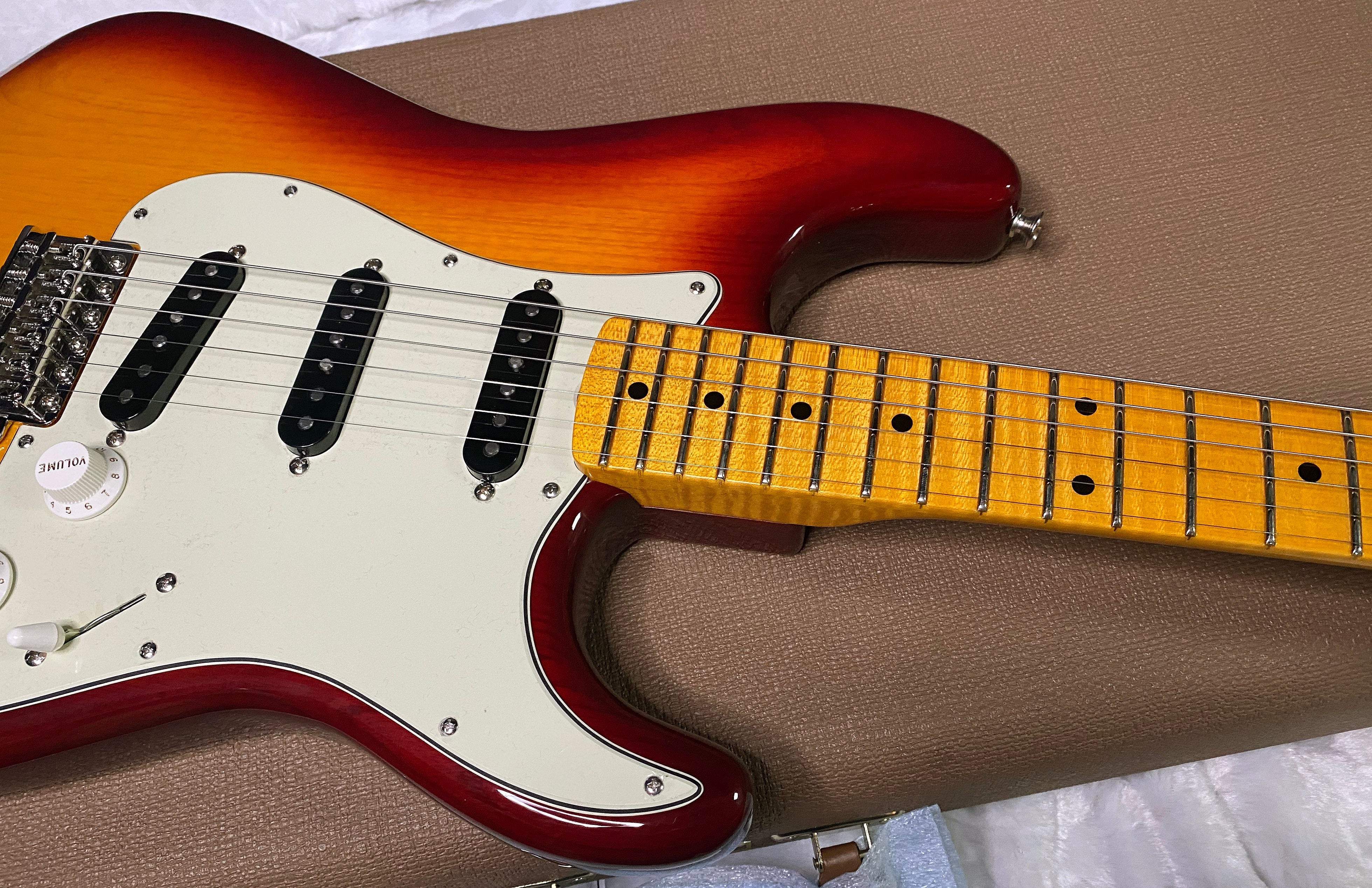 NEW ! Fender Custom Shop ' 62 Stratocaster Bizarre Guitar Exclusive Flamethrower - NOS - Super Limited Edition - Aged Cherry Sunburst - Ash - AAAA Flamed Maple Neck - Authorized Dealer - ONLY 7.1 lbs! - G07479