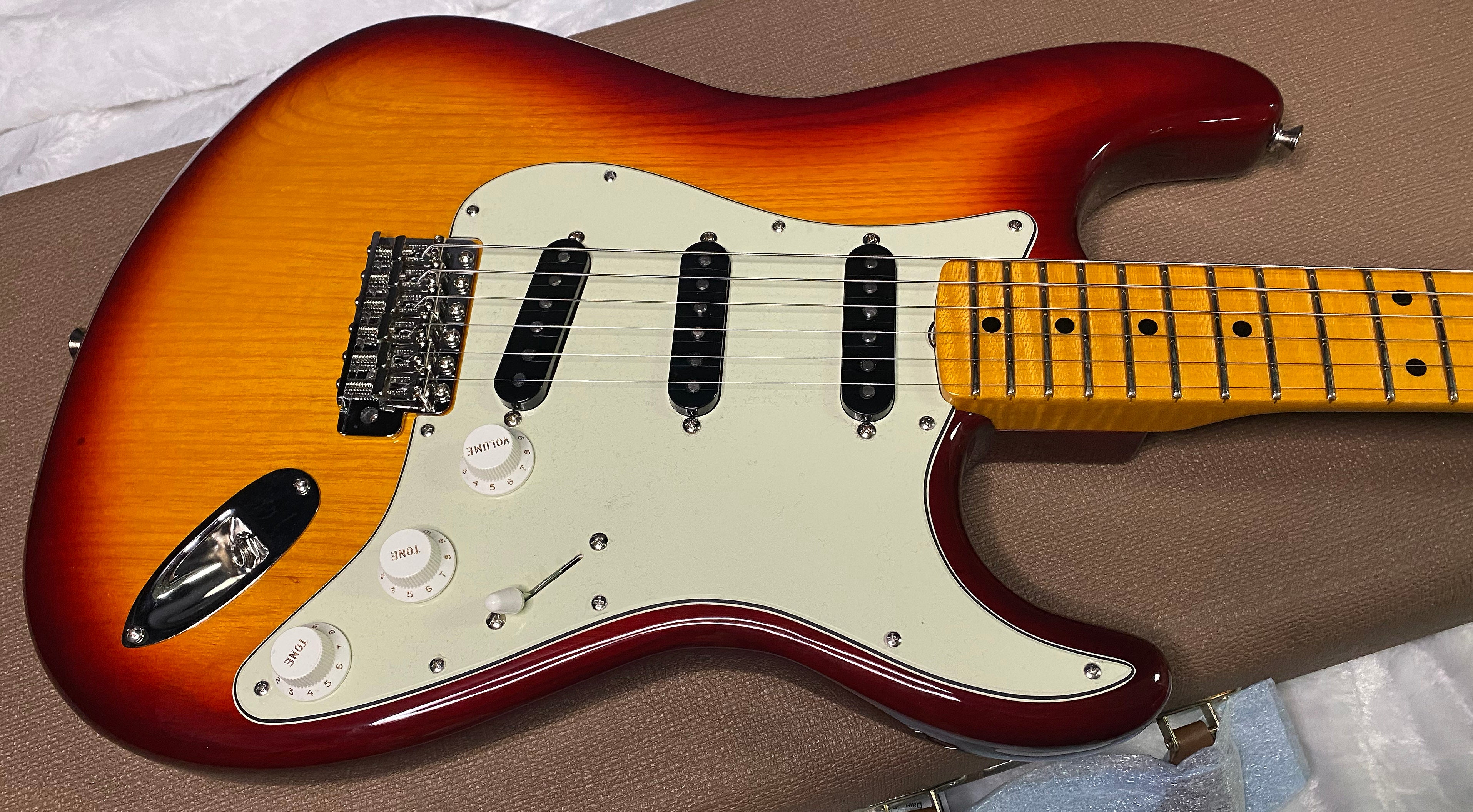 NEW ! Fender Custom Shop ' 62 Stratocaster Bizarre Guitar Exclusive Flamethrower - NOS - Super Limited Edition - Aged Cherry Sunburst - Ash - AAAA Flamed Maple Neck - Authorized Dealer - ONLY 7.1 lbs! - G07479
