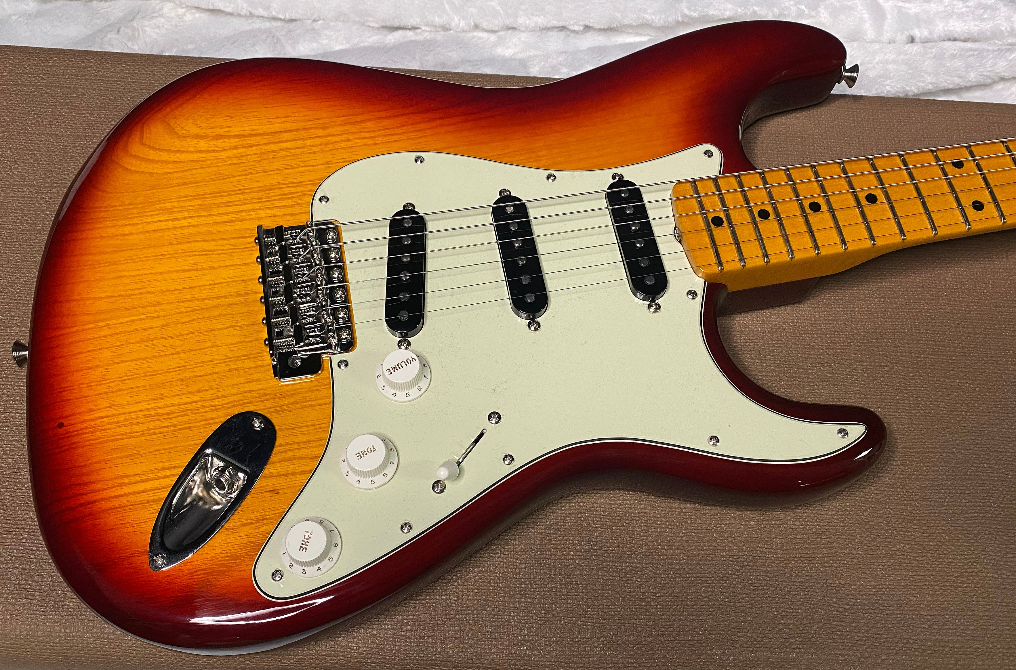 NEW ! Fender Custom Shop ' 62 Stratocaster Bizarre Guitar Exclusive Flamethrower - NOS - Super Limited Edition - Aged Cherry Sunburst - Ash - AAAA Flamed Maple Neck - Authorized Dealer - ONLY 7.1 lbs! - G07479