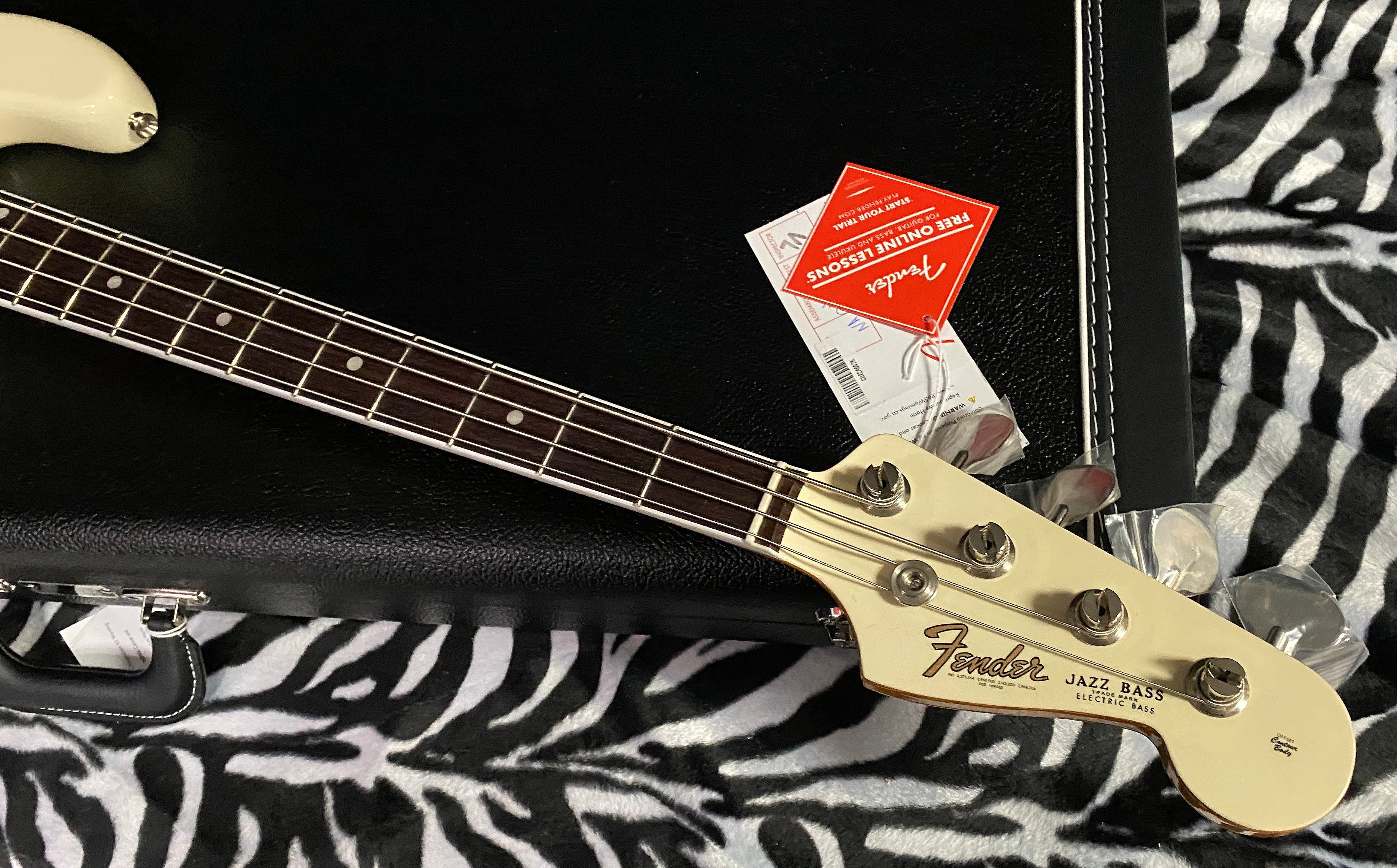 UNPLAYED ! 2023 American Vintage II 1966 Jazz Bass - Olympic White - Authorized Dealer - SAVE BIG! Only 9.1lbs