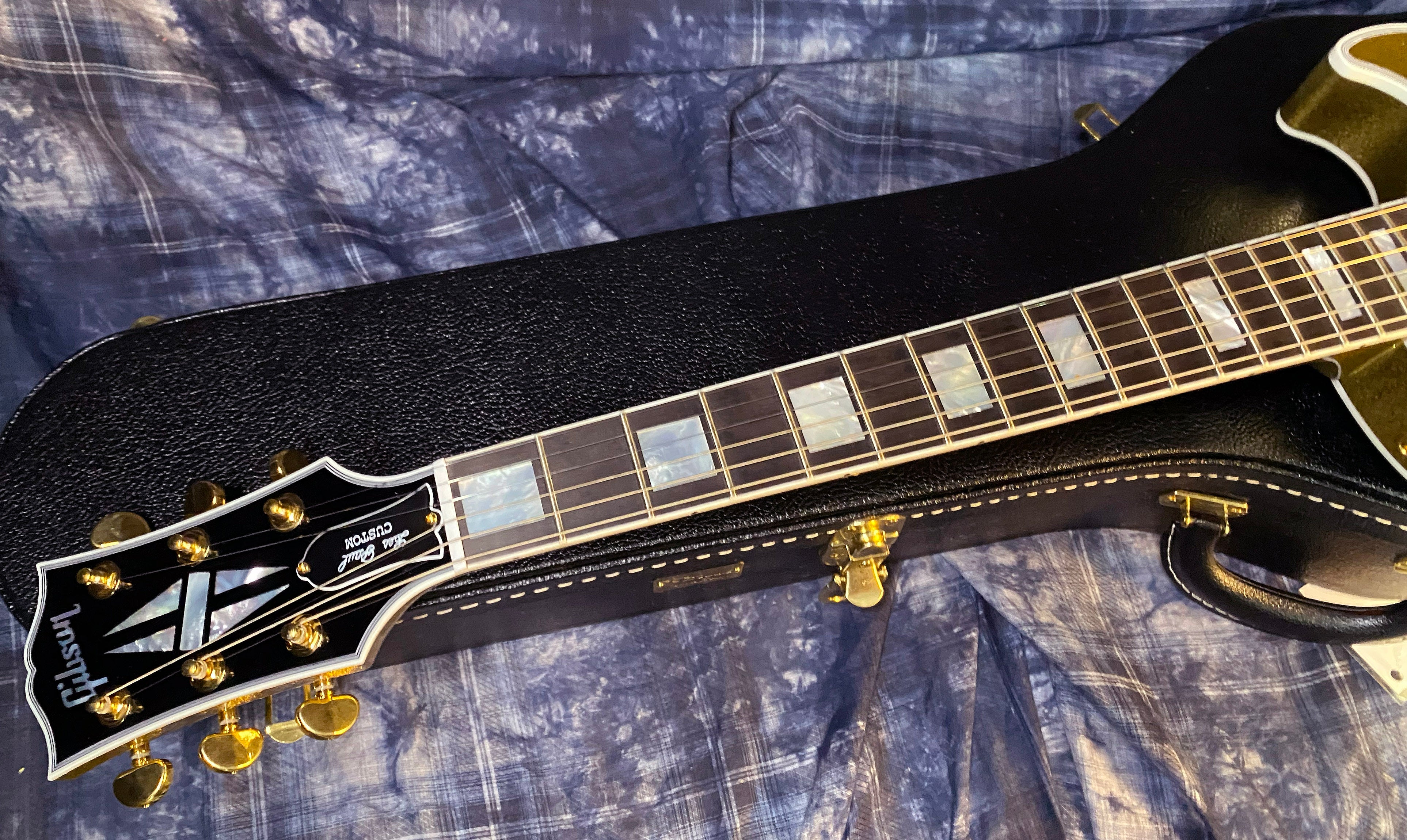 NEW! 2024 Gibson Dealer Select Custom Ordered Custom Shop Les Paul Custom - Large Flake Gold Sparkle - Authorized Dealer - 10.1 lbs - G03331