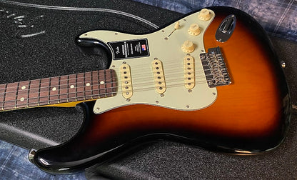 NEW ! 2024 Fender American Professional II Stratocaster - Rosewood Fingerboard - 2-Color Sunburst - 7.65lbs - Authorized Dealer - G04085