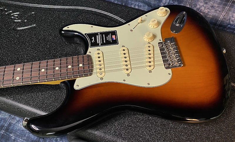 NEW ! 2024 Fender American Professional II Stratocaster - Rosewood Fingerboard - 2-Color Sunburst - 7.65lbs - Authorized Dealer - G04085