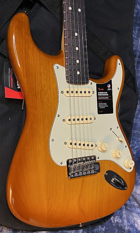 NEW ! 2024 Fender American Performer Stratocaster - Honey Burst - Authorized Dealer - Gig Bag - 7.6lbs - G04264