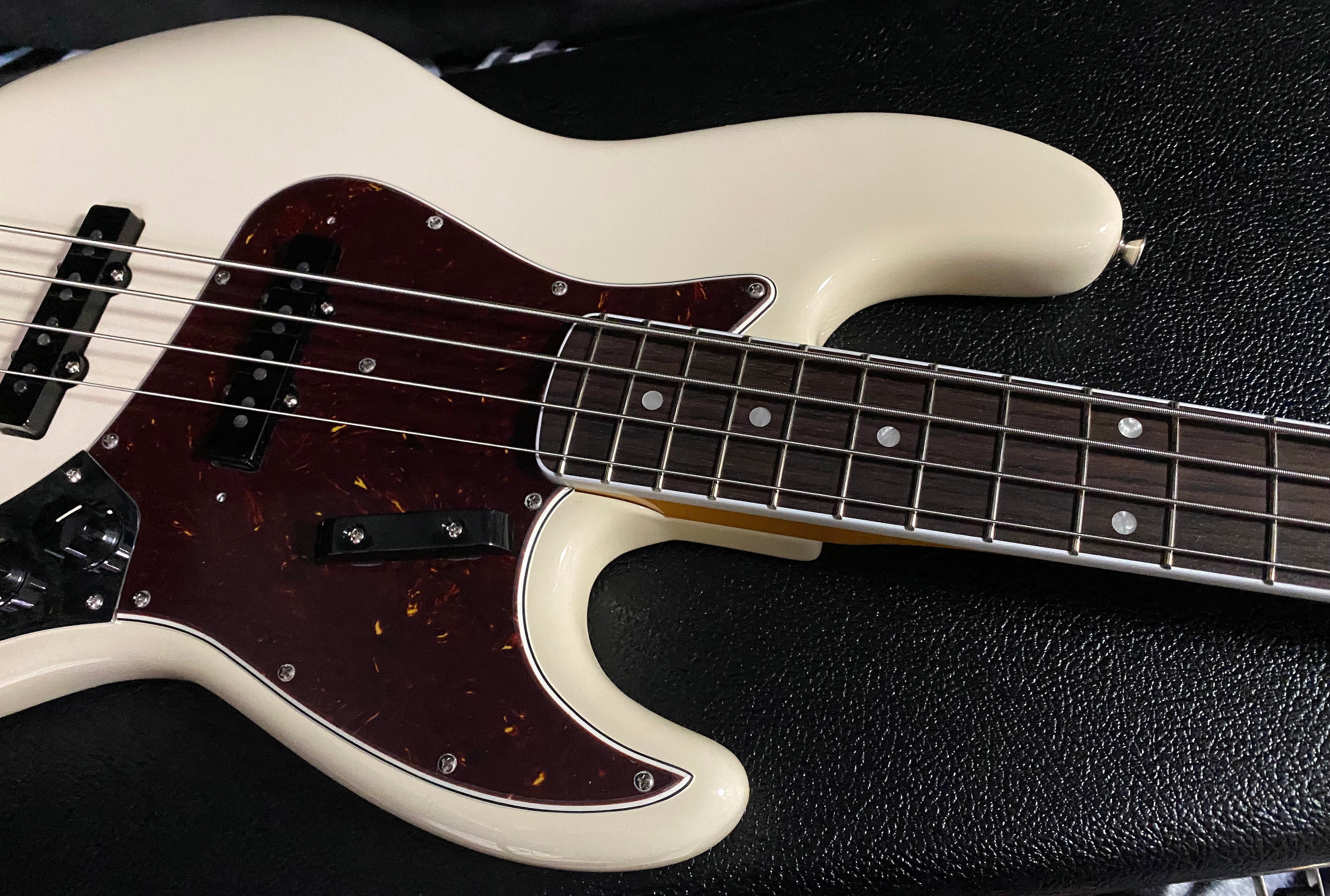 NEW ! 2023 American Vintage II 1966 Jazz Bass - Olympic White - Authorized Dealer In-Stock! Only 9.2lbs - G01332