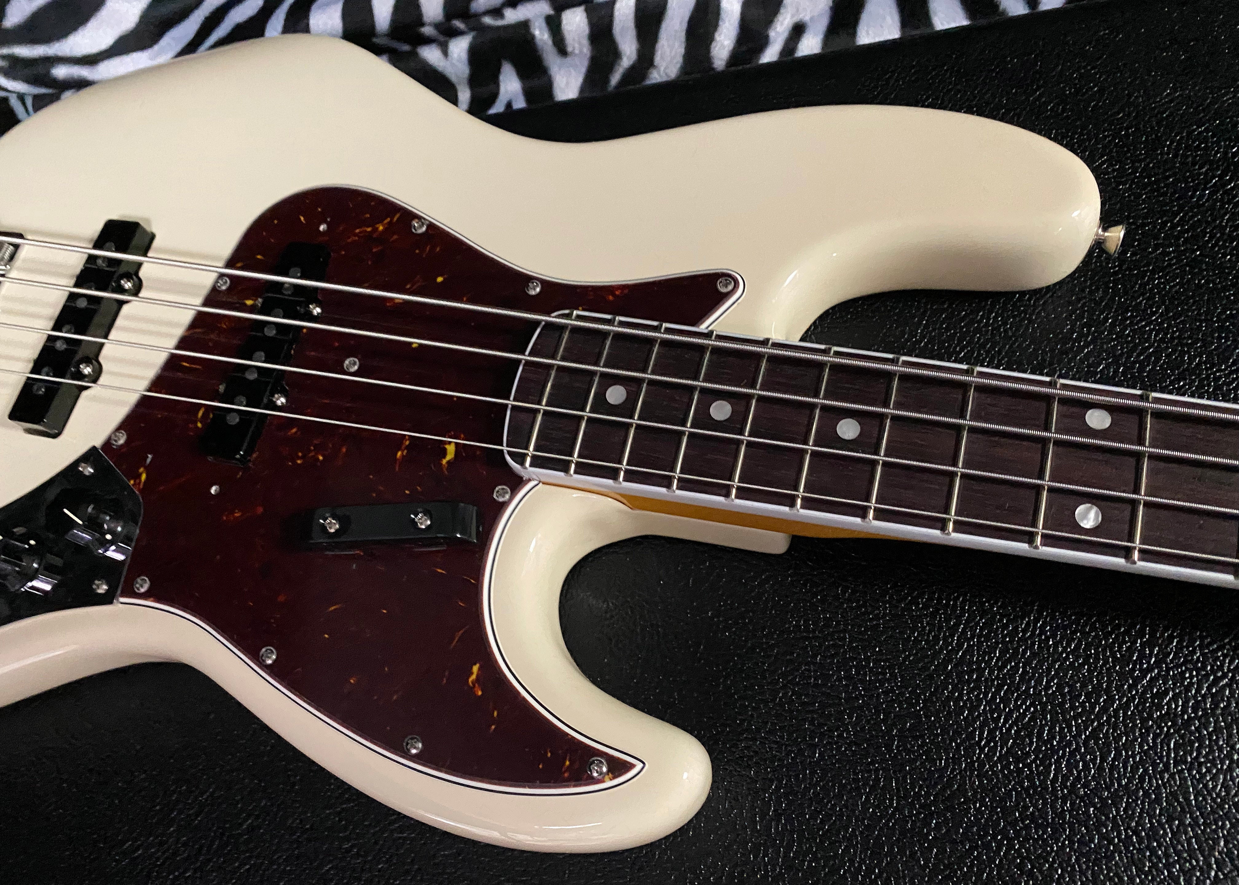 UNPLAYED ! 2023 American Vintage II 1966 Jazz Bass - Olympic White - Authorized Dealer - SAVE BIG! Only 9.1lbs