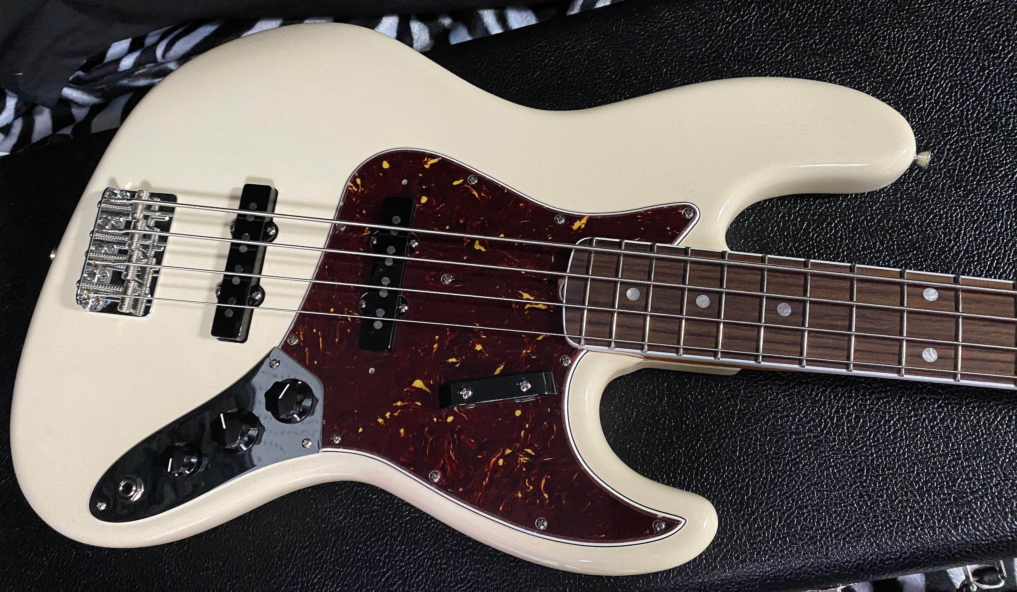 OPE BOX ! 2023 American Vintage II 1966 Jazz Bass - Olympic White - Authorized Dealer In-Stock! Only 9lbs - G01199