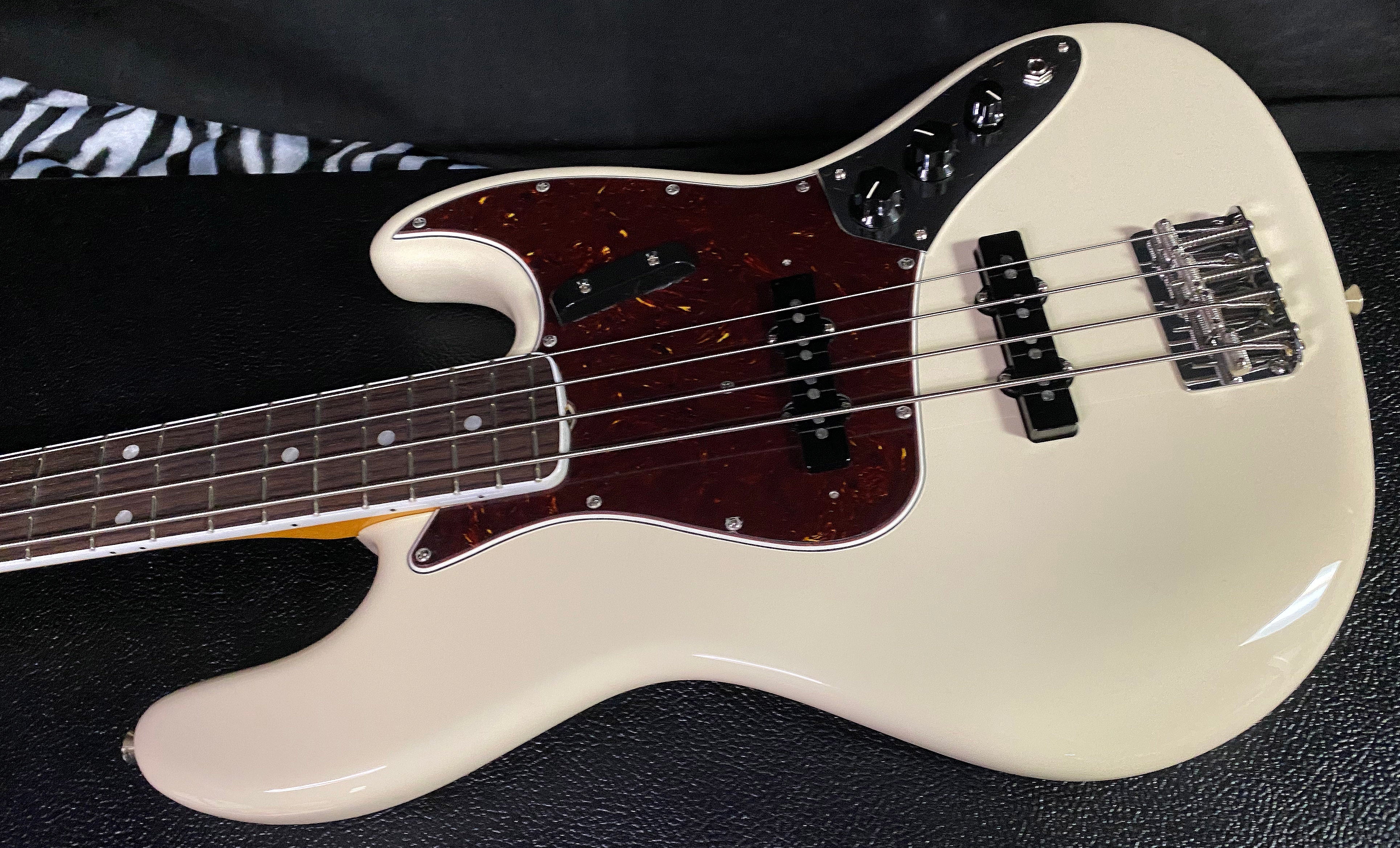 NEW ! 2023 American Vintage II 1966 Jazz Bass - Olympic White - Authorized Dealer In-Stock! Only 9.2lbs - G01332