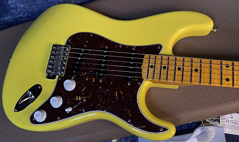 NEW ! 2024 Fender Custom Shop ' 62 Stratocaster Bizarre Guitar Exclusive Flamethrower NOS - Super Limited Edition - Graffiti Yellow - AAA Flamed Maple Neck - Authorized Dealer - G03620